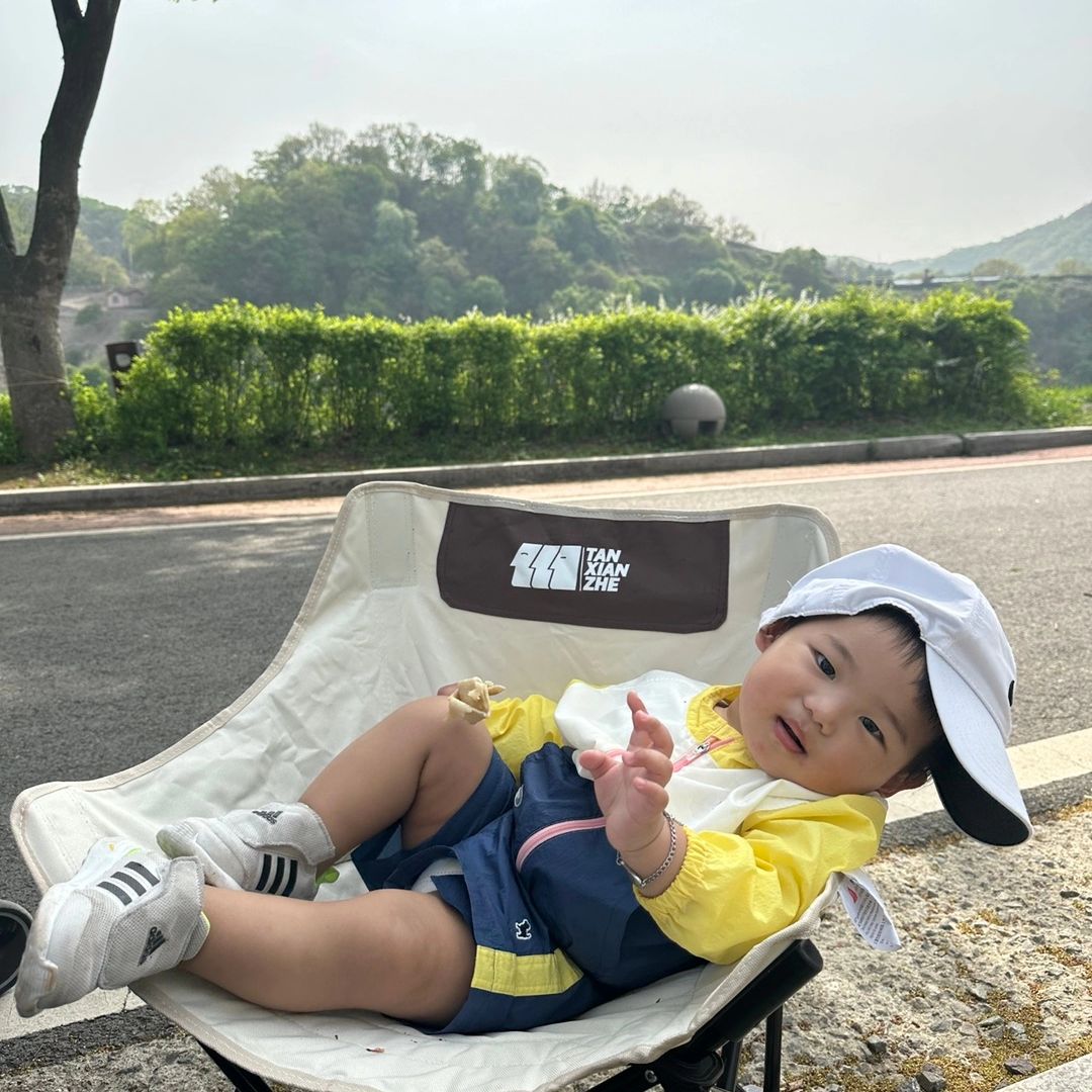 캠핑의 끝은 독감 
ㅋㅋㅋㅋㅋㅋㅋㅋ
열이 39.5인데 컨디션은 왜 좋은뎅
이마에 스티커 붙이고 병원으로 ~
오랜만에 본 교수님 다컸다고 걱정 말라고
이제는 떼쟁이가 되었다고
집에 데려가고 싶다고 안하시넹 😆😆