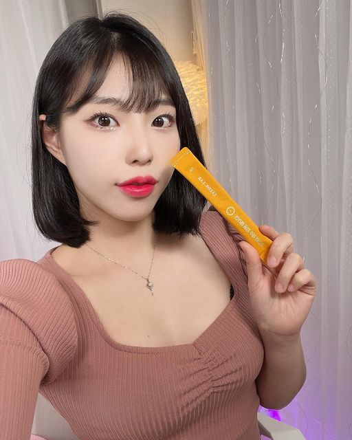 이수지 on Instagram: "#협찬 맛있는 액상콜라겐 챙겨먹어요♥ @leedslab.official 리즈랩 제주감귤콜라겐 난 이거 얼려먹는게 젤 좋았어요..♥ 강한 조명에도 피부손상이 올 수 있다는 사실 혹시 들