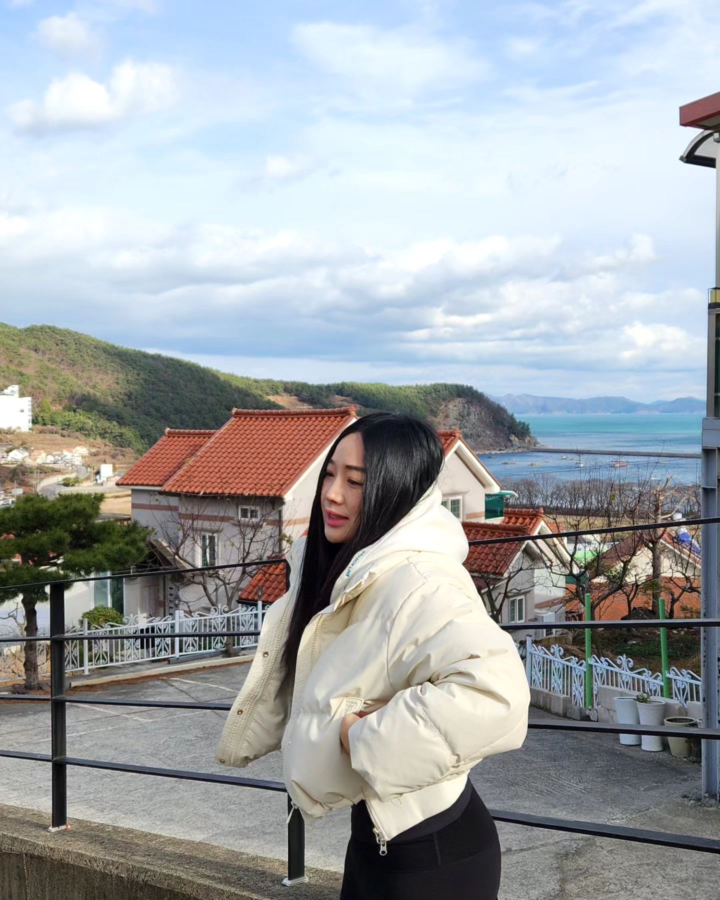 눈내리는 남해라니❄️
.
.
.
.
.
.
.
.
.
.
.
.
.
 #남해 #남해독일마을 #독일마을 #남해여행 #selfie#셀스타그램#얼스타그램#유튜버#크리에이터#일상#소통#맞팔#팔로우#follow#followback#daily#오오티디#ootd  #selca #selstagram #influencer #follow4followback #followbackalways