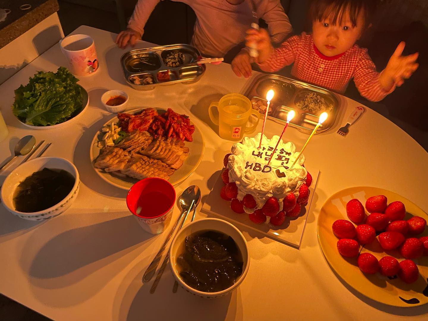 #hbd
⠀
드디어 30살이된 우리남편
이제서야 같은 30대👏🏻
내가 똥손으로 만든 똥망케익🎂
하랑이랑 편지도쓰고
애들이랑 케익도만들고
가족들이있어서 좋구만💕
⠀
ddu_mandu 생축🎊
⠀
#내남편 #생일축하해
⠀
⠀
⠀
⠀
⠀
⠀
