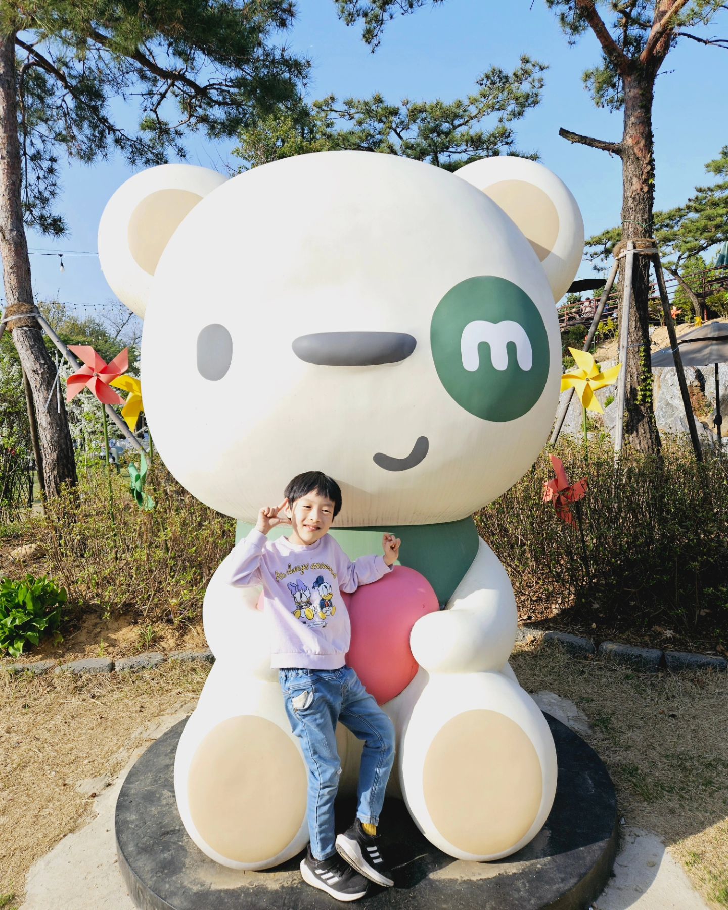 채하의 첫 나들이^^
할머니랑 이모와 함께♡
카페 뜰에서 마음껏 뛰어논 정우
울지않고 잘 있어준 채하
여유롭게 빵과 커피 먹은 나
집에서 자유롭게 게임한 오빠
모두가 좋았던 하루네~
#키즈존카페 #날씨좋다 #남매스타그램