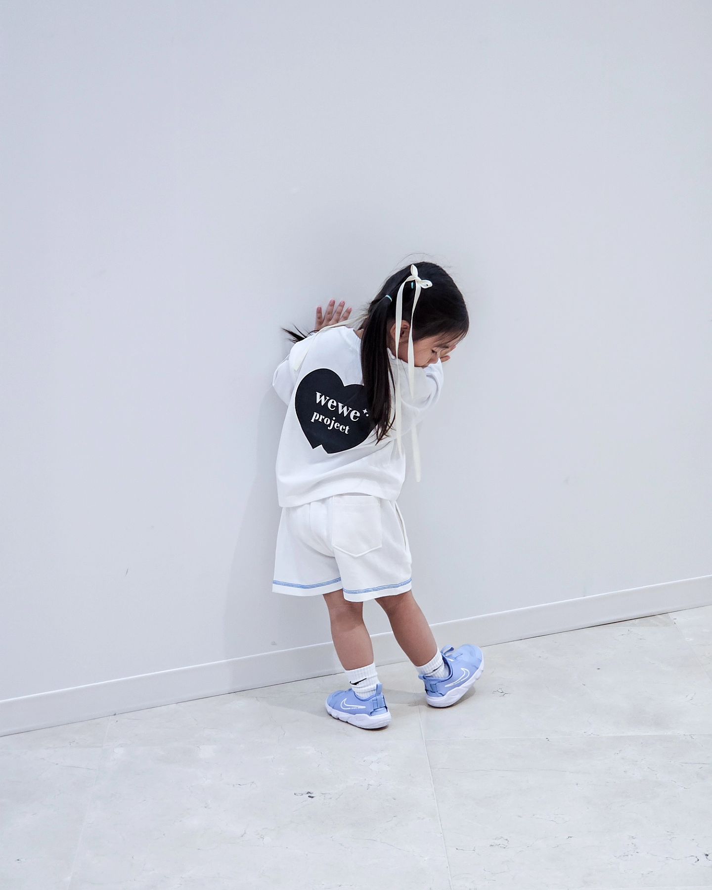 너무 뛰어 다녀서 정상적인 사진이 없을때 반,
갑자기 협조해줘서 사진이 괜찮을때 반,
아주 그냥 천국과 지옥을 오가는 중인
하윤이의 사진 협조🥹

그래도 예쁜 옷 입으니까 기분 좋은지
포즈도 척척 지어주고
기분 좋아서 사방팔방 잘 뛰어댕겨서
엄마도 기분 좋았지🤍

🖤36개월 94cm 13.5kg 하윤이
twinkle wewe logo sleeve - M size
heart-bite logo stitch short sweatpants - S size

wewe.project

#위위프로젝트 #키즈브랜드 #자체제작아동복