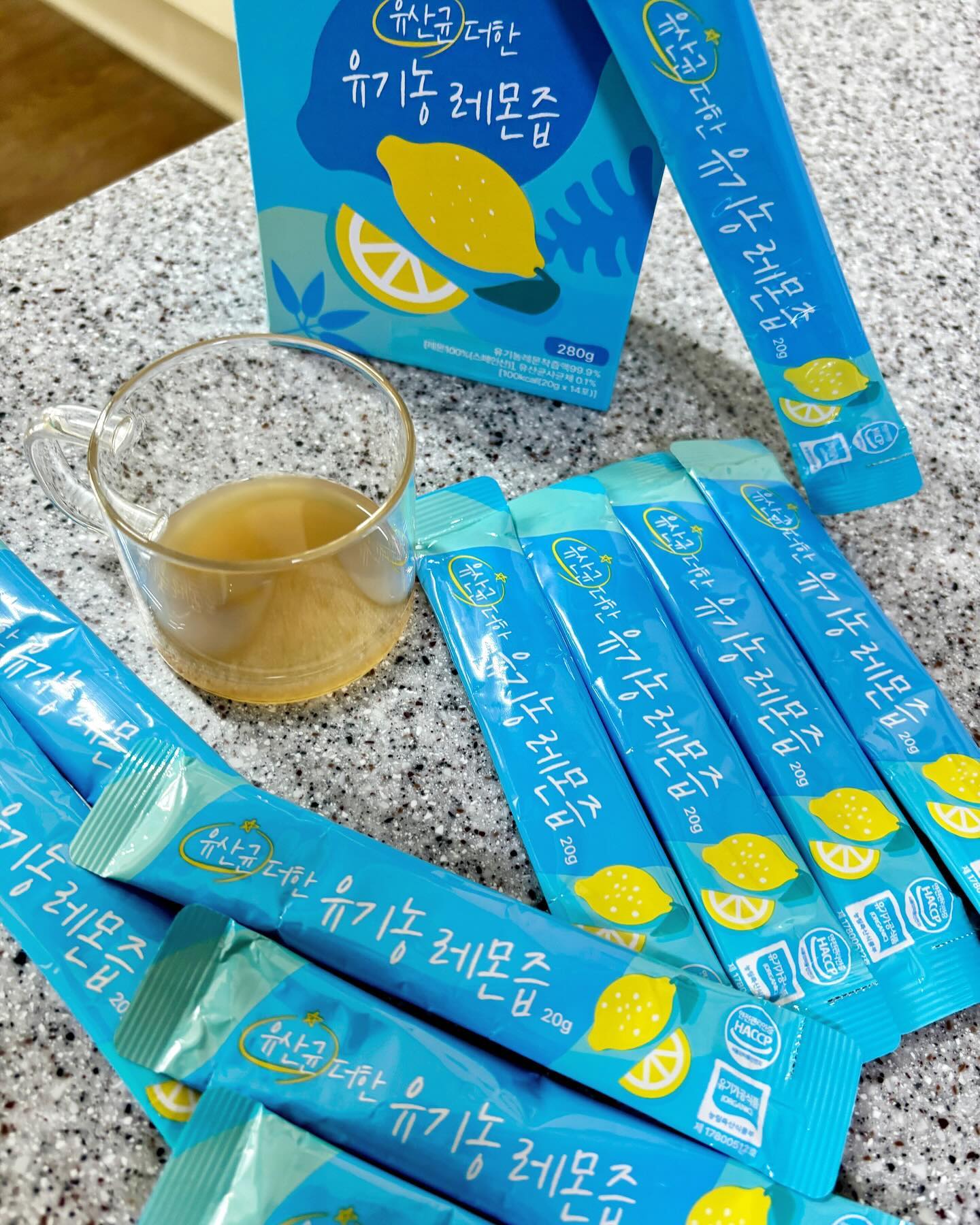 #협찬 #황금이네 🍋👨🏻‍🍼
레몬은 익히 알고 있는 듯 
비타민 c 함량이 높은 과일이죠?🍋
 생 레몬이 어렵다면 맛있는 ” 황금이네“
유산균 더한 유기농 레몬즙 스틱으로 
레몬수를 만들어 간단히 비타민C 
하루 영양 공급을 할 수 있어요😍

 잠깐👐 황금이네 브랜드를 아시나요?
이 세상 무엇과도 바꿀 수 없는 
3남매와 함께 먹을 수 있는 건강한 
먹거리를 만들기 위한 아버지가 만들어
믿고, 안심하며 드실 수 있습니다.👨🏻‍🍼

📌Check list📌
-해썹 인증된 황금이네 시설 👌🏻
-100%스페인산 유기농 레몬
-저칼로리7kcal
-유기농을 더해 더욱 건강하게📝

레몬수는 고혈압 등 심혈관 질환과 
뇌졸중 위험을 줄이는 효과도 있으며, 
레몬에 혈관을 강화하는 펙틴 성분이 
들어있기 때문에 남녀노소, 다양한 나이대에도
섭취하기 좋은 제품이에요☺

저는 요리를 할 때 레몬이 
잘 쓰이다가도 어쩔 땐 묵혀두고를 
반복하다 보니 생레몬은 보관이 어렵고 
즙을 짜내기 번거로움도 있었는데

황금이네의 유산균 더한 유기농 
레몬즙 스틱을 활용하여 요리에도 
뿌려먹고 레몬수를 타서 먹으니 
물도 먹고, 건강도 챙기고 아주 
다면성으로 만족하는 제품이었답니다.😆

조금 더 건강하고, 조금 더 신경 써서
더 나은 것을 선물하는 건 어떨까요🎁
•
•
•
#레몬즙 #레몬원액 #레몬엑기스 
#웰빙음료 #맛있는주스 #건강즙