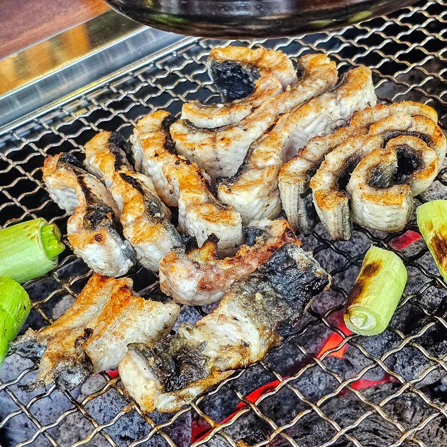 요즘 자꾸 체력이 떨어져, 몸보신을 위해
울산 미진장어에 다녀왔어요🖤

울산 동구에 위치한 유명한 민물장어 맛집이라 
소문이 자자해 바로 고고싱!

미진장어는 100% 국내산 자포니카 민물장어를 직접 공급받아 연중 판매하고 있어요

에피타이저로 장어액기스 한잔🥂

장어는 참숯 직화구이로 조리하는데,
특히, 처음부터 끝까지 직원분이 다 구워주시는 방식이라
진짜 편안하고 더욱더 맛있게 먹을 수 있어 좋더라구요
(비싼 돈 주고 먹는데, 태워먹으면 진짜 짜증나잖아요 ㅋㅋㅋ)

겉은 바삭하고, 담백, 부드러운 식감이 진짜 존맛탱 (৹˙꒳​˙ฅ) 

장어탕도 완전 비린맛 1도없이 구수한맛에, 시래기까지 가득가득!
밥 말아먹는데 진짜 몸보신 지대루당!!!!!!

솔직히 민물장어는 가격대가 있어서 쉽게 손이 잘안가는데
미진장어는 가격도 척하고, 깔끔하고 편안한 분위기로
사장님과 직원 분들도 진짜 친절해서 완전 강추!!!!!!🖤

✔️주소 : 울산 동구 방어동 56-3
 #울산장어#울산동구장어#울산맛집#울산동구맛집#방어동장어#방어동맛집#울산맛집추천#울산동구맛집추천#방어동맛집추천#울산동구데이트#울산데이트#울산동구데이트#방어동데이트#장어맛집#미진장어#미진장어#민물장어 #장어탕 #가성비맛집 #울산여행 #인친환영