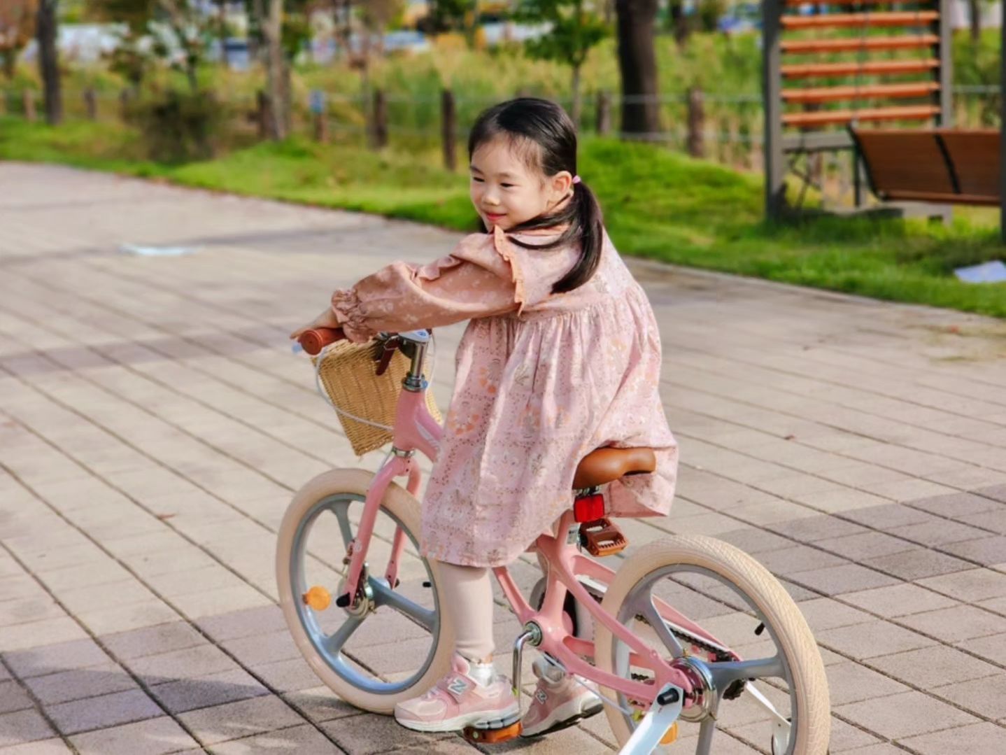 #광고 #로얄베이비

royalbaby_korea

친구들의 자전거 타는 모습을 부러워한 샤샤에게 주는 선물😇
로얄베이비 클래식 문5 18인치 사이즈를 준비했어요!
로얄베이비 유아 자전거는 전 세계 판매율 1위를 자랑하는 브랜드로 디자인과 기능성이 모두 뛰어나며 가격도 합리적이랍니다!
완조립 택배도 가능해서 편히 받아볼 수 있고, 가볍고 내구성이 뛰어나며, 안정성과 편안함이 장점이에요!^^!
주말에 신방공원에서 신~~나게 타고 왔어요 🩷

#로얄베이비자전거 #어린이자전거 #유아자전거 #5세자전거 #6세자전거 #18인치자전거 #여아자전거 #로얄베이비문5