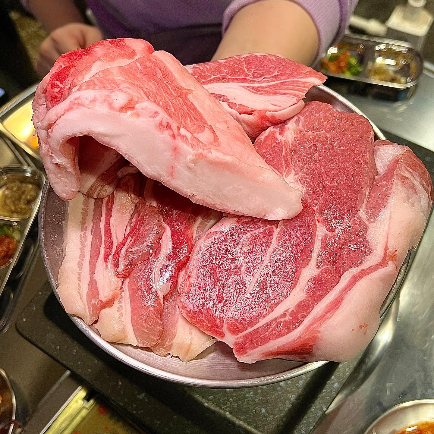 너무 맛있어서 20만원 넘게 쓰고 온 숙성고기 맛집🔥

마포역에 새로 생긴 숙성고기 맛집 김숙성에 다녀왔어요!
이 곳은 제가 계속 지나다니면서 공사 중인걸 봤었는데
오픈 하자마자 다녀왔습니다! 

오픈 직후인데도 가게는 만석으로 손님 가득 차있었어요
(벌써 맛 집인거 어떻게 알았지?🫢) 

주디는🐰
🏷김숙성 스페셜I 79,000 
🏷투뿔 손차돌 23,000
🏷차돌 된장찌개 7,000
🏷꽃게 라면 7,000
🏷와일드터키 버번 하이볼 9,000
🏷메이커스 마크 하이볼 12,000
🏷버팔로트레이스 하이볼 12,000
주문해봤구요 

김숙성 스페셜I과 II의 차이는 항정살의 유무인데요
저는 이 항정살 때문에 무조건 I을 시켜야 한다고 생각해요!
진짜 고소하고 윤기 좔좔,, 항정살 진짜 무조건 드셔야 해요🔥

또, 투뿔 손차돌은 하루에 10인분만 판매하는 한정메뉴인데
다른집 냉동 차돌과는 차원이 달라요
냉동이 아닌 생차돌이고 손으로 직접 썰어서 구워주시는데.. 
이거 진짜 식감이 글로 표현이 안 될 정도라니까요..🥹
다들 이거 드시면 다른 차돌 절대 못 드실거예요

고기를 주문하면 훈남사장님께서 세심하게 
불판 온도를 봐 주시며 처음부터 끝까지 직접 구워주시고, 
메뉴설명도 자세히 해주셔서 맛있게 즐길 수 있었어요

꽃게라면은 술 먹으면서 바로 해장돼서 또 술 마실 수 있고🤣
미나리 가득 올라간 불판 아래로 
드라이에이징 된 고기가 함께 구워져요
모든 고기는 드라이에이징과 웻에이징 교차숙성 되어 그런지 
식감도 고기 풍미도 다른 고깃집과는 다른 매력이 있더라구요

▪️김숙성 마포역점 kimsukssung_mapo 
▪️서울 마포구 도화길 14-1 1층 제1호
▪️월-금 11:30-24:00 토,일 12:30-24:00