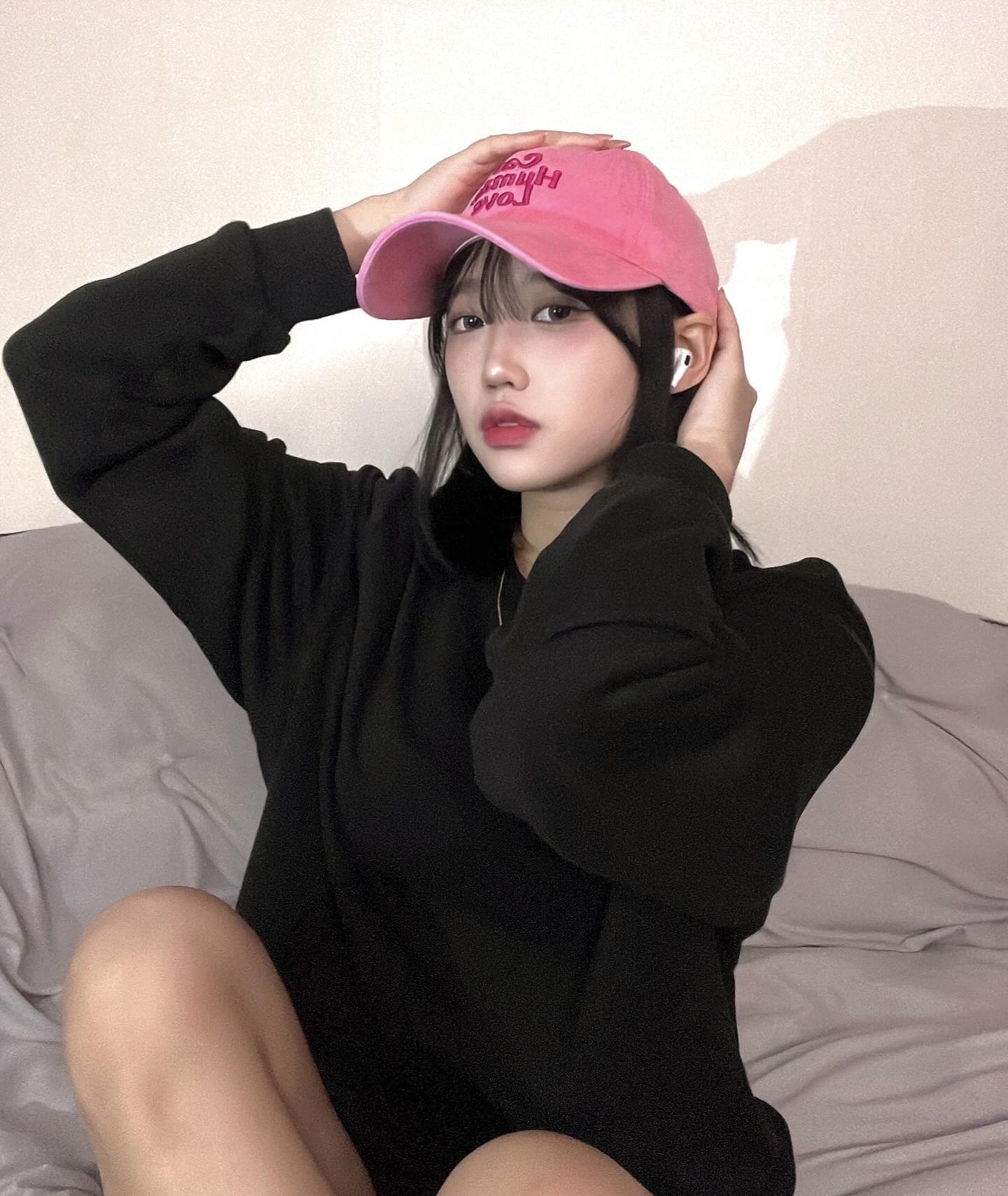#협찬 
흔하지 않은 디자인과 색상으로 반해버려서 
바로 사진찍어버린 볼캡입니다!!💕 
문구도 너무 귀여운 cat human love 💕 

특유의 힙한 디자인이 너무 취향저격이었습니다!
다른 다양한 색상들도 많으니 한번 구경해보으고 가요🩷

humanandcat_official
#볼캡 #캡모자 #모자 #힙한모자 #패션 #ootd #고양이