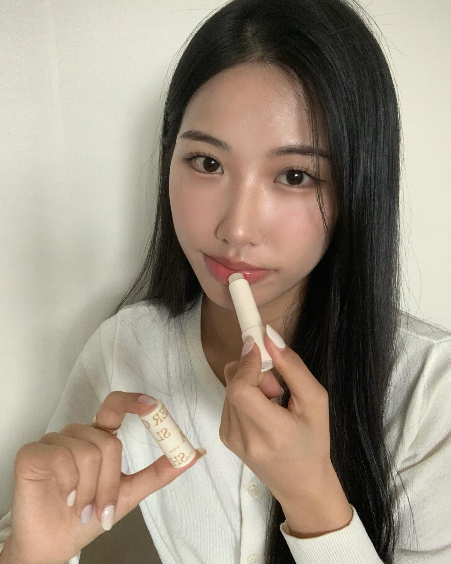 zeroslash.official 

건조해지는 환절기 제로슬래쉬로 ✨🤍

석유추출물을 배제하고 만든 비건제품이라 믿고 쓸수있는 비건 립 버터스틱 ! 평소에 입술 보습관리를 안해주면 각질이 잘 올라오는데 ,
6가지 식물성 오일을 블렌딩하여 만들어서 정말 촉촉해요오
피부 자극 테스트 점수도 0이라 걱정 없이 쓸 수 있는 제품

끈적임 없이 촉촉해서 매일 바르기 좋은 포레스트 리듬 바디로션 !! 
우디향이 은은하게 오래 지속되고, 
비건•친환경 제품인 제로슬래쉬 바디로션 .. 🤍

#협찬#제로슬래쉬 #제로슬래쉬뷰티 #비건뷰티 #아나운서립밤 #아나운서로션#보습로션#바디로션추천#순한로션#립밤추천#제로슬래쉬립밤
