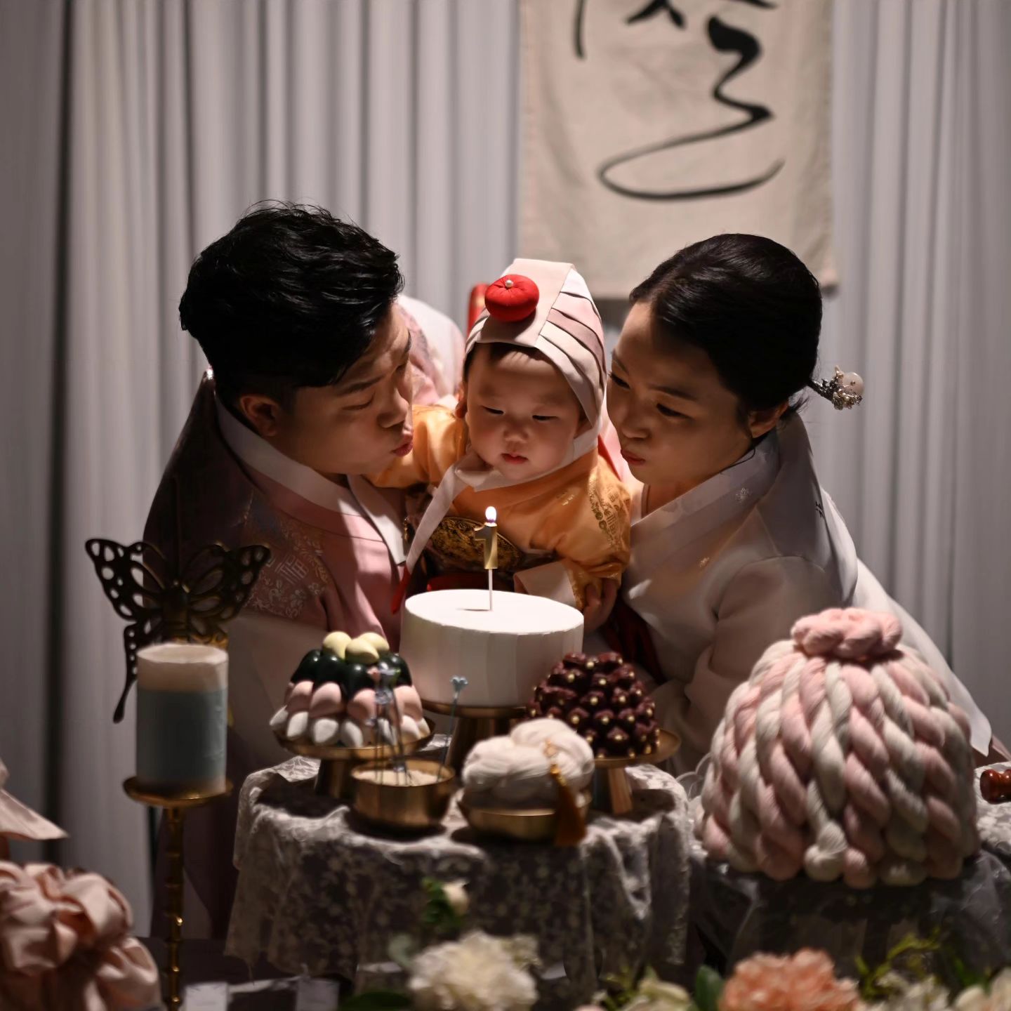 주꾸 첫 생일케이크에 후~~

울 딸덕에 엄마도 간만에 

이쁘게 공주놀이 했습니당.

#첫돌 #돌잔치  #또하고싶다☺️ 

#아기스타그램 

#💝