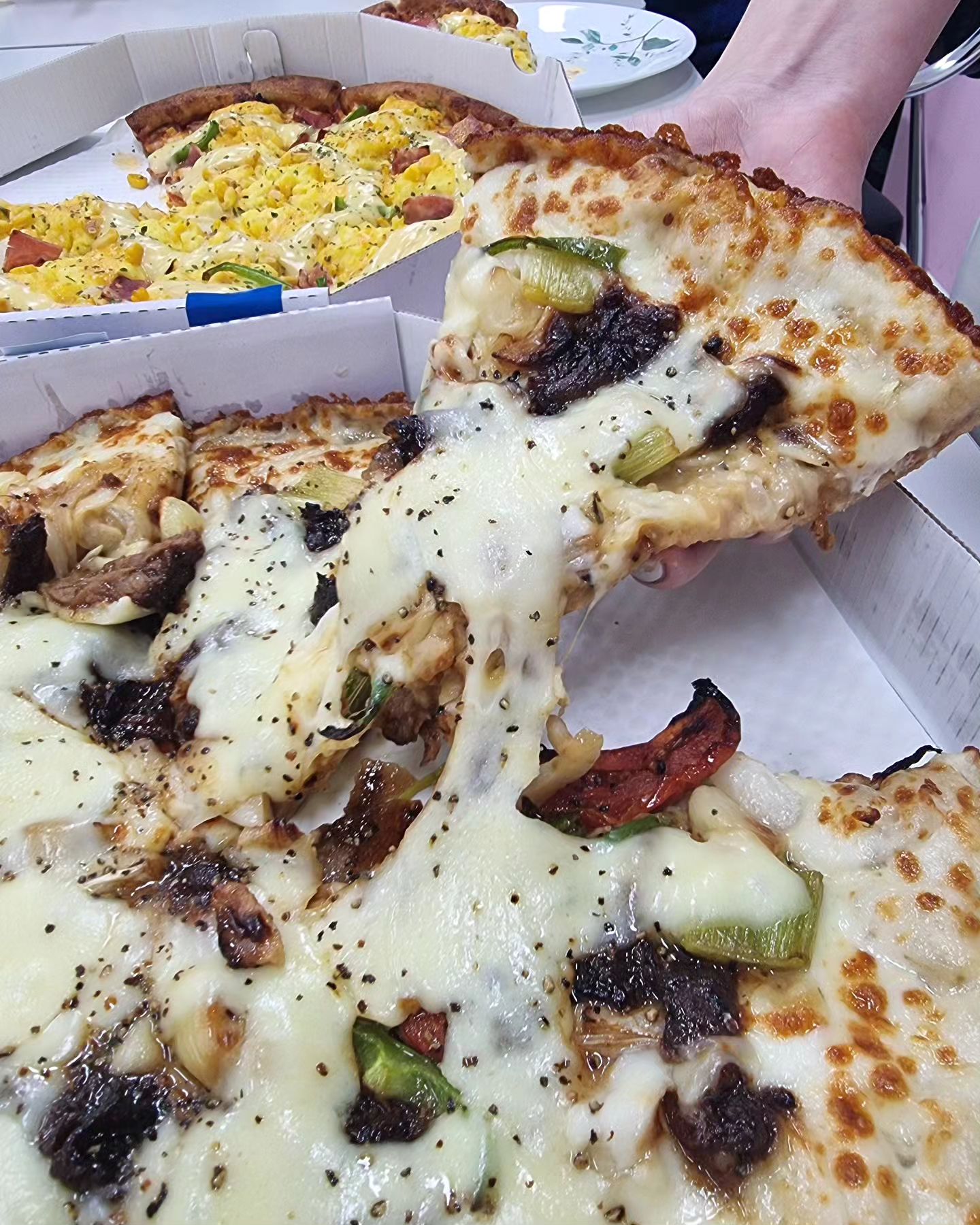 피자 잘한다고 유명한 청년피자에서 신메뉴가 나왔다고 합니다~~ 
이번엔 또 얼마나 맛있을까 기대를 잔뜩 했는데요
메가 모짜 치즈디쉬라고 2배의 치즈가 엣지 끝까지 가득하다고 합니다 😳

치즈디쉬는 마치 치즈가 접시처럼 되어있는 형태인데요
그래서 마지막까지 치즈의 깊은 풍미를 크리스피하게 즐길 수 있었답니다 🥰🥰

이렇게만 들어도 엄청난 치즈가 들어있을 것 같지 않나요?
근데 여기서 끝이 아닙니다~~ 화룡점정으로 모짜렐라 슬레이스까지 
듬뿍 올라가 있답니다! 😀

토핑으로 함께 올라간 마리네이드 토마토는 
중간중간 입안에 씹힐 마다 상큼한 과육이 터져서
매력있더라구요~~👍

#광고 #청년피자 #청년피자신메뉴 #메가모짜치즈디쉬 #청년피자신메뉴후기 #피자추천 #피자맛집추천 #치즈피자추천 #청년피자사이드메뉴 #맛집 #배달맛집