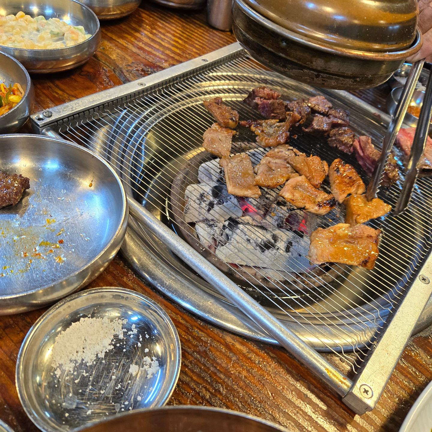 🥓
.
➡️ 서서갈비

짜장면먹으러 나왔눈뎅 🍜
문닫아서 뭐먹으까~하다가 고기먹으러 고고

소생갈비 돼지갈비 삼겹살 냉면 된장찌개까지~
배~~부~르게 먹고😋
 채채는 할무니할아부지댁으로🚙

.

여보비는 집에서 연어초밥 찹챱 만들어서 냠🍣
.

#서서갈비#외식#저녁#오늘뭐먹지#고기#냠냠