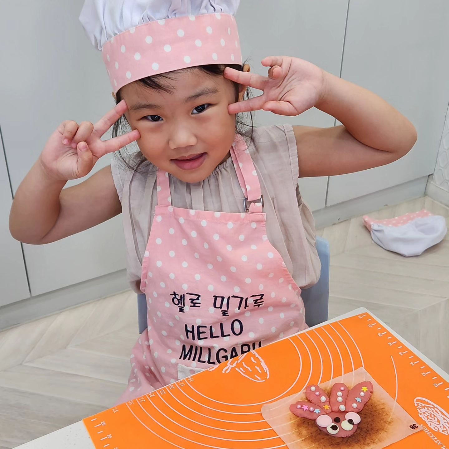#헬로밀가루
#8월26일토요일

아빠는 바빠서 못오지만..
주말이니 나가 놀아줘야지~
밀가루 놀이하고 쿠키만들기하고
시간이 짧아 아쉽지 최고지 뭐ㅋㅋ
서우는 쿠키만들기가 안될것 같아 플레이룸에서 놀기만 했는데 친절한 직원분이 쿠키를 주셔서 맛나게 냠냠😋 체험은 좀더 크면 해보는걸로😆

이번주는 뭐하지~~🙄🤔

#뭐하지#어디가지
#애둘맘