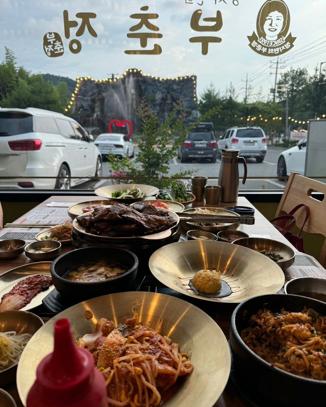 .
정지현의 부춘정 
매월동 맛집 아이들 데리고 가기 좋은 대형식당
부춘정에 다녀왔습니다😆
진짜 들어갈때부터 넓은 주차장에 입이 떡 벌어지고
마당에 분수대가 크게 있는데 포토존으로 딱입니다. 
이렇게 잘 꾸며놓은 식당이 광주에 어디 있을까 싶어요. 
놀이방도 넓고 아이들이 정말 좋아하더라고요. 
룸도 엄청 많고 돌잔치, 행사 같은것도 하는게 보였습니다. 
담양식 갈비라 안 덥고, 매장에서 직접 뽑은 냉면 요즘 날씨에 딱! 
고기랑 냉면먹으러 Go!
.
. 
#정지현의부춘정 #매월동맛집 #광주갈비맛집 #광주대형식당 #광주단체모임 #광주모임장소 #광주서구맛집 #광주놀이방식당 #광주맛집 #푸드그램 #food #foodstagram
