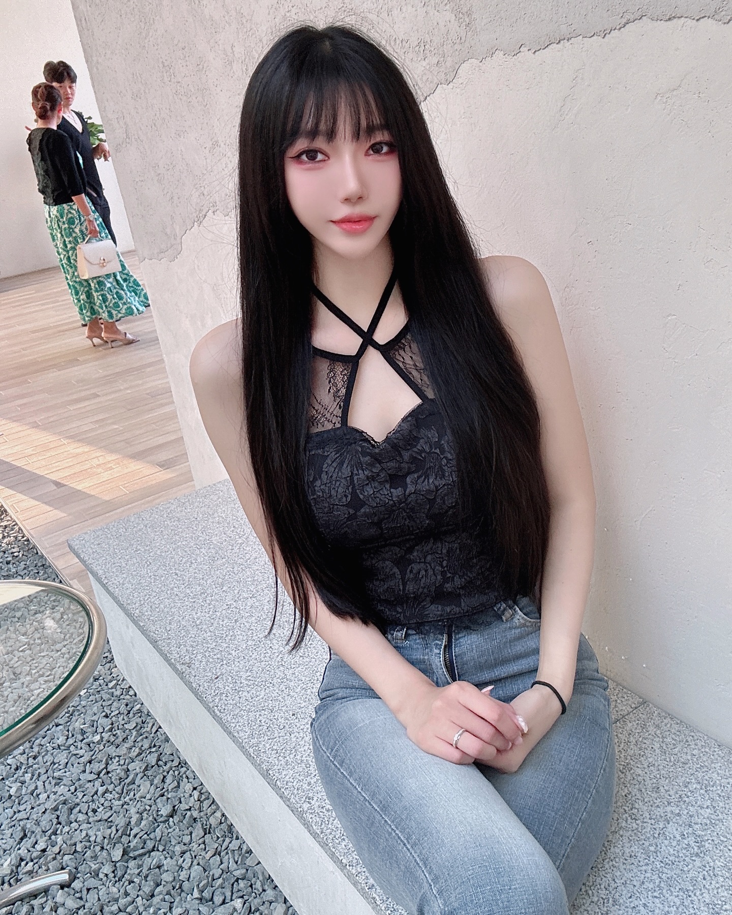 외국분들중 저를 중국인으로 보시는 분들이 있습니다..눈을씻고 찾아봐도 제 인스타엔 한자 비슷한 그 언어 한개도 없는데 말이에여.... Im not chinese .. Im Korean....