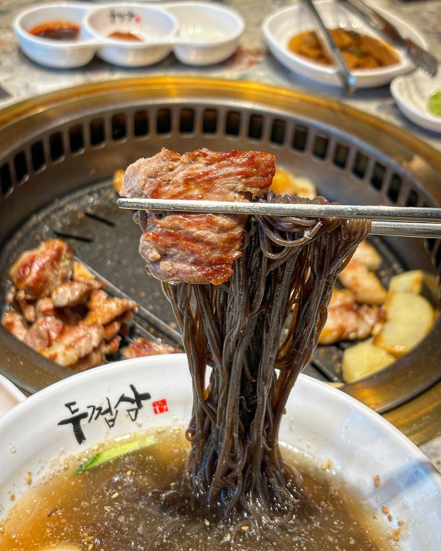 📢 고기를 먹었는데요. 먹은 것 같지 않네요;;;
‘두껍삼‘
데이트코스로 가면 센스있다는 소리 듣는 곳❣️

명동역 바로 앞에 있는 고깃집이라
대중교통을 이용해 방문하기 좋고,
매장이 넓어 회식/모임 장소로 유명해요!

특히 테이블 오더로 바로 바로 주문할 수 있고
직원이 친절해 외국인도 편히 방문할 수 있어요.

전문 ‘그릴러’가 정성스레 구워주는 고기를
집어먹기만 하면 되어 대화에 집중하기 좋고,
고기 불판 아래로 연기가 빠져나가기 때문에

🤫쉿, 아무도 고기냄새를 알아챌 수 없어요.
푸파한 건 우리만의 시크릿또 ••• 💫

_  _  _  _  _  _  _  _  _  _  _  _  _  _  _  _
📌 모목지 픽 추천메뉴
* 숙성삼겹살 + 칡 물냉면
신선하고, 육즙이 가둬져있는 숙성육을
전문적으로 취급하기 때문에 맛 보장 200%.
육질이 부드럽고, 씹을 수록 고소합니다.

여기에 새콤달콤 물냉면을 한사발 곁들이면
남녀노소 실패없는 맛도리 조합이라구요💝

_  _  _  _  _  _  _  _  _  _  _  _  _  _  _  _
📍 dookupsam_official 
• 명동역 9번 출구 도보 1분
• 평일 11:00-21:30 주말 11:30-21:30
(B.T 15:00-17:00)
•토~화요일 네이버 예약 시 고기메뉴 5% 할인
_  _  _  _  _  _  _  _  _  _  _  _  _  _  _  _

#오늘뭐먹지 #오늘모목지 #협찬 #두껍삼
#명동모임장소 #명동맛집 #명동고기집
#두껍삼명동점 #명동룸식당 #명동고깃집