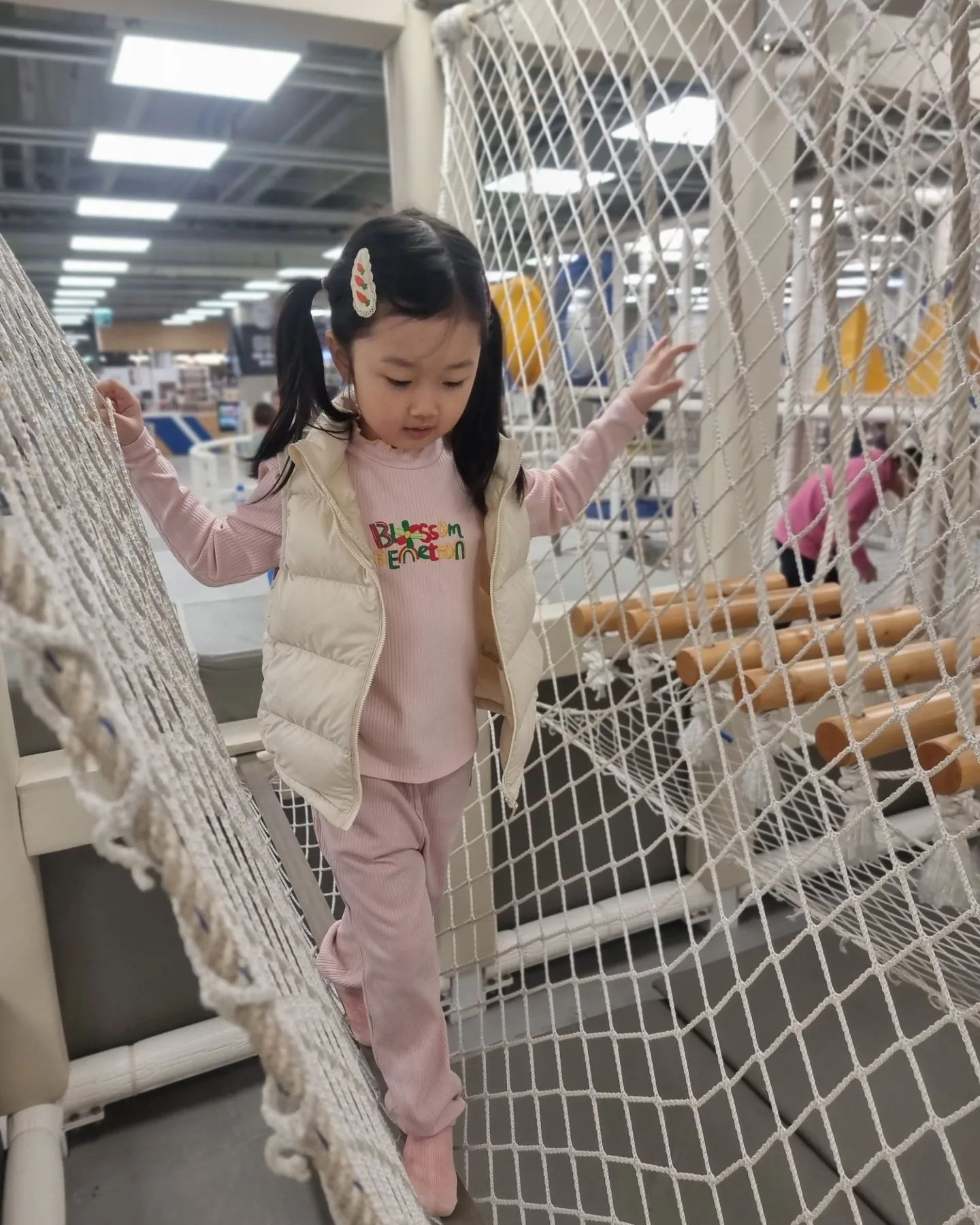 처음으로 가본 챔피언 키즈카페 ㅎ
추운날 땀나게 뛰어다닐 수 있어서 너무 좋네👍
우연히 유치원 친구도 만나서 정말 신나게 놀았다🤗
난 언제쯤 키즈카페에서 엉덩이 붙이고 앉아있을 수 있는걸까ㅋㅋ
이쯤되면 키즈카페가 아니라 거의 모녀카페....

#고양챔피언 #키즈카페 #육아 #주말 #일상 #베네통키즈