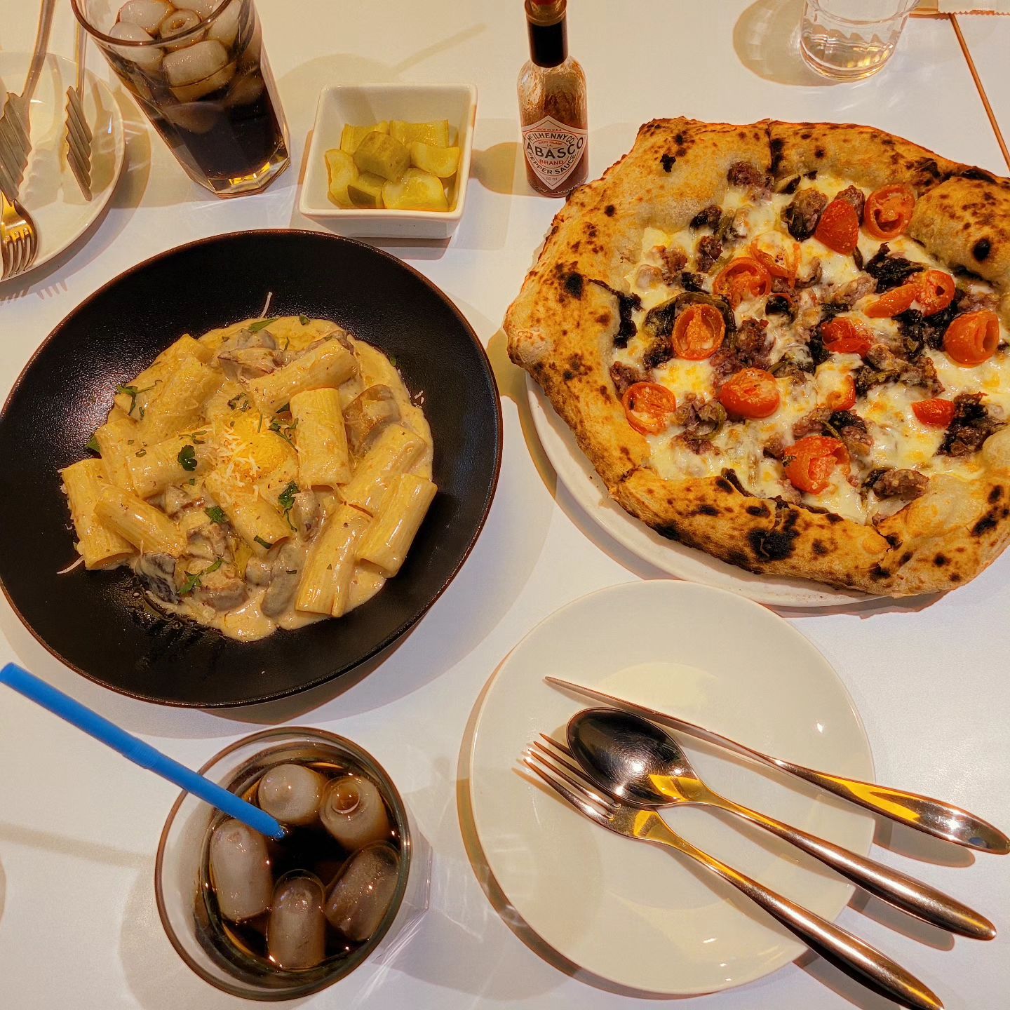 #협찬 
일산사는 언니네에 놀러왔다가💕
화덕피자가 유명한 #일산맛집 방문
도우가 바삭바삭 #나폴리화덕피자 굿👍
깔끔하면서 짭짜름하고 치즈가 한가득
수제소시지가 들어간 #살시챠피자
그물버섯과 수란이 들어간 #포르치니
크림맛도 진하고 #존맛탱 🥰
깔끔한 인테리어에 분위기도 좋고
오랫만에 기분전환도 하고 넘 좋았음💗
.
.
.
#조르노피자 #giornopizza #마두맛집 #밤리단길맛집 #일산핫플 #밤리단길핫플 #비스마르크피자 #나폴리전통화덕피자 #분위기맛집 #먹방맞팔 #먹스타맞팔 #맛집투어 #foodporn
