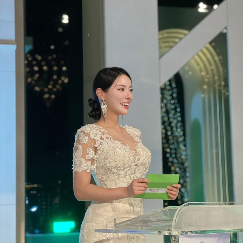 은은한 윤광피부
🤍드레스에 어울리는 화사한 핑크 컬러까지 걍 다 어울려버리구🫶

aerassam_ 
_joyho_o