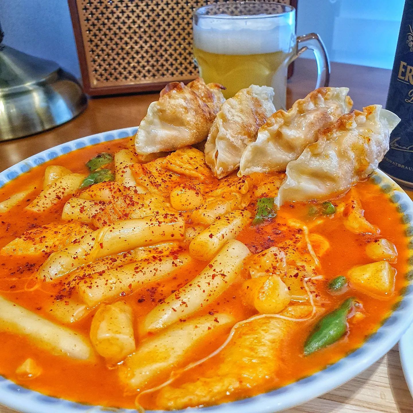 #협찬 "집에서 딱 6분, 옛날떡볶이"

✅국떡 #추억의국민학교떡볶이
✅좋아요,댓글,저장,공유 모두 감사드려요😄

으~~ 날씨 너무 춥네요.😭
맛있게 매운 떡볶이에 맥주 어때요?

'넹, 좋아요!'😆

추억의 국민학교 떡볶이 밀키트인데요.
한 팩에 깔끔하게 포장되어 있고,
제품 안에 들어 있는
떡이랑 어묵, 양념 넣어서 끓이면 되요~

'라면만큼 만들기 쉬운 것 같아요'😚

국물이 적절하게 스며든 밀떡은 넘 맛도리고,
한 팩으로 2-3인분 푸짐하게 먹을 수 있는
충분한 양이에요.

'정말 옛날 학교 앞에서 먹었던 추억의
떡볶이 맛!'❤️

매월 9일 국떡데이가 있는데,
네이버스토어와 공식몰에서 진행된다고 하네요.
4팩 구성의 특자 제품을 구입할 수 있다고 하니
관심 있으시면 아래 링크 참고하세요~

http://s.godo.kr/1y1d2

🔹스마트스토어 '추억의국민학교떡볶이' 검색
🔸6,800원 (배송비 별도)

----------------------------------------------

7초에 한끼 먹은 듯 돈돈하게😄

7sec_1meal
7sec_1meal
7sec_1meal

#국떡 #추억의국민학교떡볶이 #떡볶이밀키트 #밀키트떡볶이 #리뷰어스 #협찬 #유료광고 #냉동떡볶이 #떡볶이맛집 #먹스타그램 #학교앞떡볶이 #분식맛집 #떡볶이성지