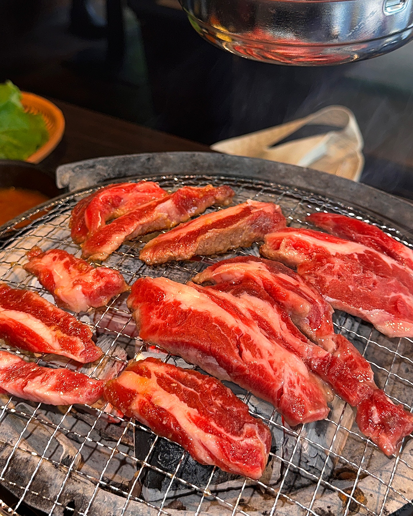 #협찬 무더위 저기앞일땐 고기앞으로@ㄱㄱ
건대입구 소고기 맛집 📍화기애애 건대본점

✔️ 김치찌개와 계란찜이 무한리필‼️
✔️ 반찬이 정말 정갈하고 깔끔해요
✔️ 고기 퀄리티도 좋고 숯불향 가늑한 소고기가 살살 녹아요🤩
✔️ 가성비 좋은데 분위기도 좋아요 회식이나 모임 장소로 강추✨

📖 제가 먹은 메뉴 
소갈비살 1인
양념소갈비살 2인

🗺 위치: 서울 광진구 아차산로31길 16
⏰ 영업시간: 13:00 - 23:00

🤍다음 피드가 궁금하다면?➡️ w_w_dodo 
🤍먹팔 환영💞 댓글 남겨주세요❣️
🤍#…#도도_광진구

#먹팔 #먹방스타그램 #고기집 #소고기 #찐맛집 #건대맛집 #건대입구맛집 #건대입구역맛집 #건대점심맛집 #건대입구역맛집