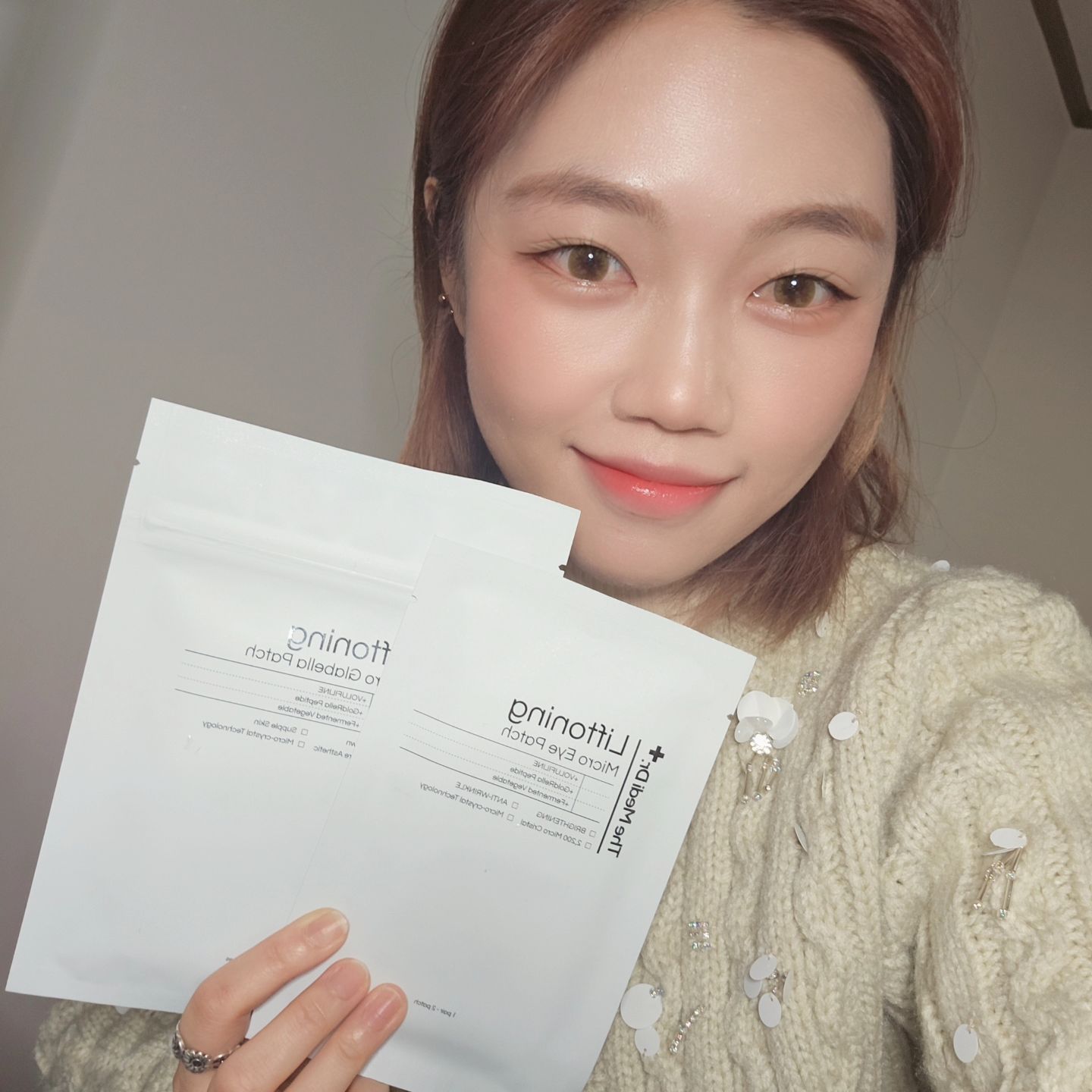 #협찬 
오늘은 토닝패치를 가져왔어요~
신상이라그런지 아직 홈페이지엔 안떠있어서 가격을 모르겠네엽ㅎㅎ

이제 한해가 지났으니 더욱 주름관리를....하아...
2-3일에 한번씩 붙이는거구요
두시간 이상을 해야해서 붙이고 자도됩니뎡
저는 집에 계속 있을예정이라 낮에 붙여놓고 집에서 할일하다가 몇시간뒤에 떼어보니 정말 그돌기 부분이 다 녹아없어져있더라구요!!

좋은성분을 피부에 직접넣는 니들패치!
붙일때 살짝따끔함도 아픈정도는 아님댜
증맬루 의약품같은 느낌ㅋㅎㅎ

아이패치는 눈가붙이기 좋게되어있어용~
미간패치는 작은 모양이고 저게 세개나 있어서 2개는 어디다가 해야될지몰라서ㅋㅋ 걍이마에 붙였음댜
꾸준히 붙여보고 주름관리좀해야겠어요
요즘 파데하면 입가주름...ㅠ 흙
집에서 홈에스테틱 모두 도전해보아용ㅎㅎ

#화해 #화해SNS리뷰단 #더메디닥터 #리프토닝패치 #홈에스테틱