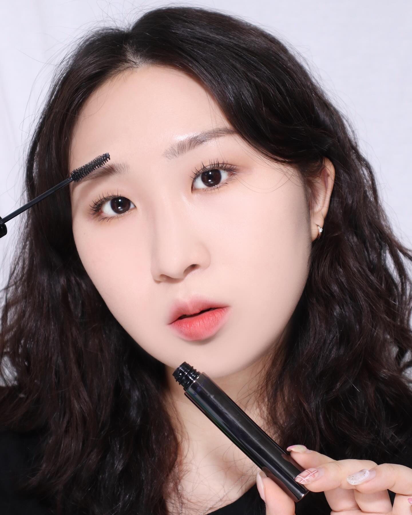 #유료광고 hevvymakeup 
속눈썹을 또렷하고 이쁘게 연출해주는 
#헤비메이크업 디파인 아이즈 마스카라 2종

초경랑 빌더블 포뮬러로 여러번 덧발라도 뭉침 없이
가볍고 깔끔하게 발리고
자극 없는 비건 포뮬라라 그런지 눈시림도 없거라고요💗
코팅 폴리머 배합으로 처짐없이 컬링까지 
오래 유지되서 더욱 마음에 들더라고요💕

게다가 속눈썹 케어 성분까지 함유되어 있어서
속눈썹 건강까지 챙길 수 있는👀

✔️고르게 풍성해지는 눈썹을 좋아하시면 볼륨앤컬
✔️깔끔하게 길어지는 속눈썹을 원한다면 롱앤래쉬

저는 속눈썹이 긴편인데 힘이 없어서 잘 쳐지는 편이라
요즘 볼륨앤컬 완전 애용중이에요‼️

#hevvymakeup #올리브영 #마스카라 #마스카라추천