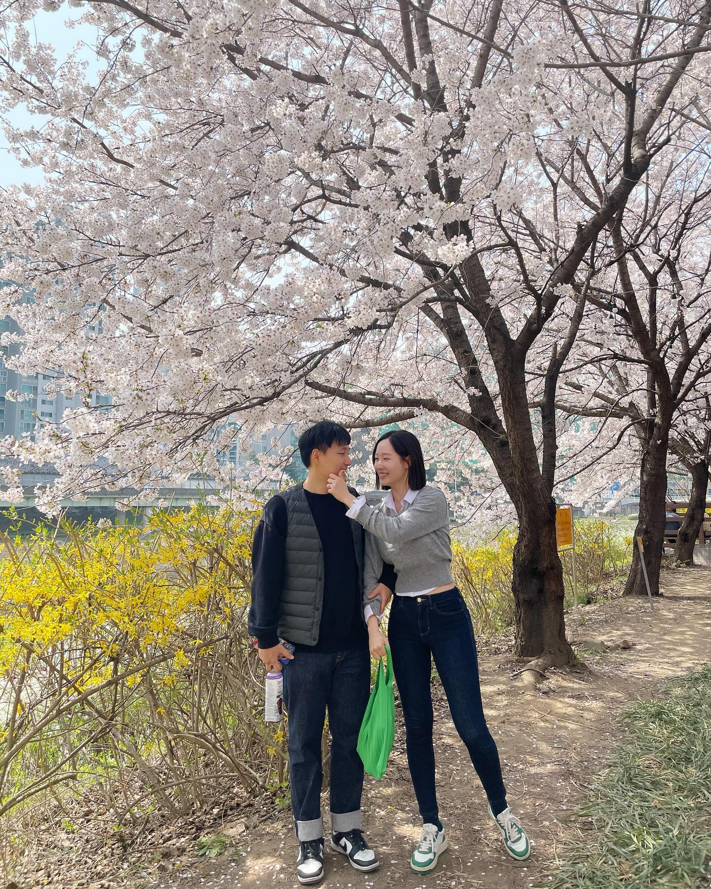 이전 피드에 칭찬 많이주셔서 감사해용☺️🌸🫶🏻

어제도 새벽 두시정도에 자고, 일어나서
집안일을 (빨래, 설거지, 청소기, 신발세탁, 창고정리 등등)
열심히했더니 입맛뚝.~

둘 살기도 일거리가 이렇게 많은데,
아가들을 대체 어떻게 키우시는거예요😖🍼

아무튼 출근하러 갑니다,, 총총,,,
다들 오늘도 화이팅!💪🏻

#벚꽃구경 #벚꽃맛집 #벚꽃길 
#집안살림 #신혼부부일상 #신혼부부맞팔