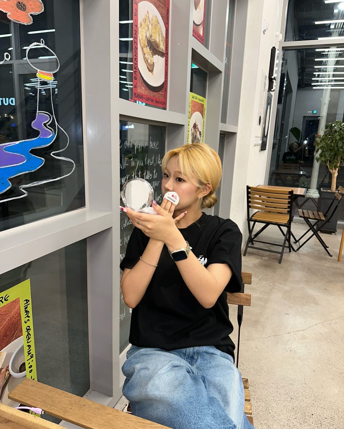 ✨ 들뜸 없이 엄청 얇게 밀착되는데 지속력 , 커버력 다 좋은
  #숌퍼펙트딥커버비건쿠션 
  케이스도 너무 이쁘잖아 🤫🩵
-
-
shhom_official 
#숌 #shhom #할인쿠폰지급