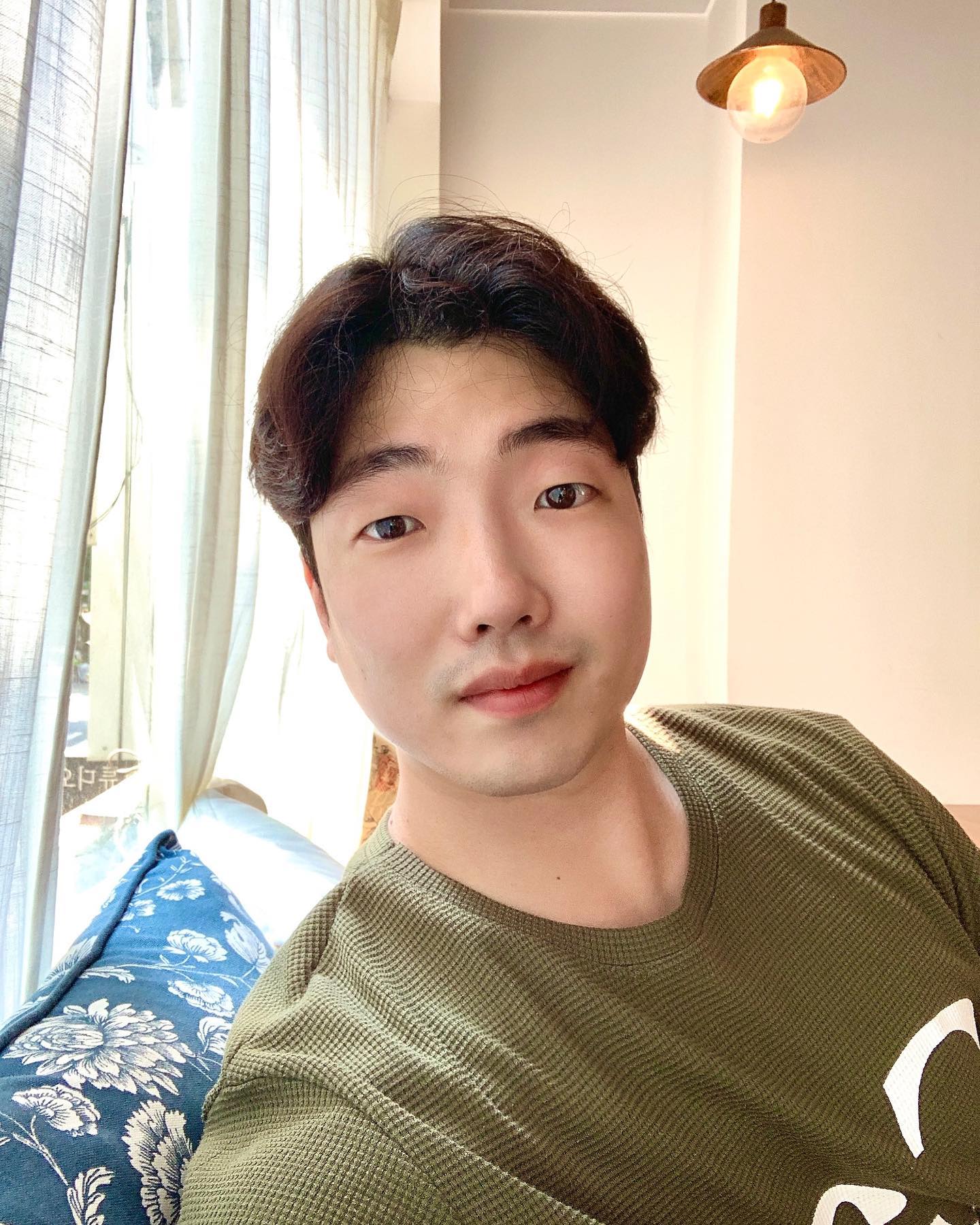 잠시 영국 다녀온 느낌 🇬🇧

브랜드 별로 찻잎이 나뉘어져있어서 정말 다양하게 맛볼 수 있다라는 점이 좋았습니다 :)

티앙팡 오후의 홍차는 분위기도 좋고, 세계 각국의 차들을 구경하며 볼 수 있고 시향 또는 맛보는 경험으로 핫플레이스 등극!

블루리본서베이도 있어서 믿고 마실 수 있고, 많은 분들이 다녀갔구나는 걸 느꼈습니다^^

아늑하고 시원해서 잠시 쉬어가기에도 좋네요

어른 분들 대접하기도 좋아 여행지로 꼽히는 것 같아요 이대 근처라면 꼭 드셔보세요 😆