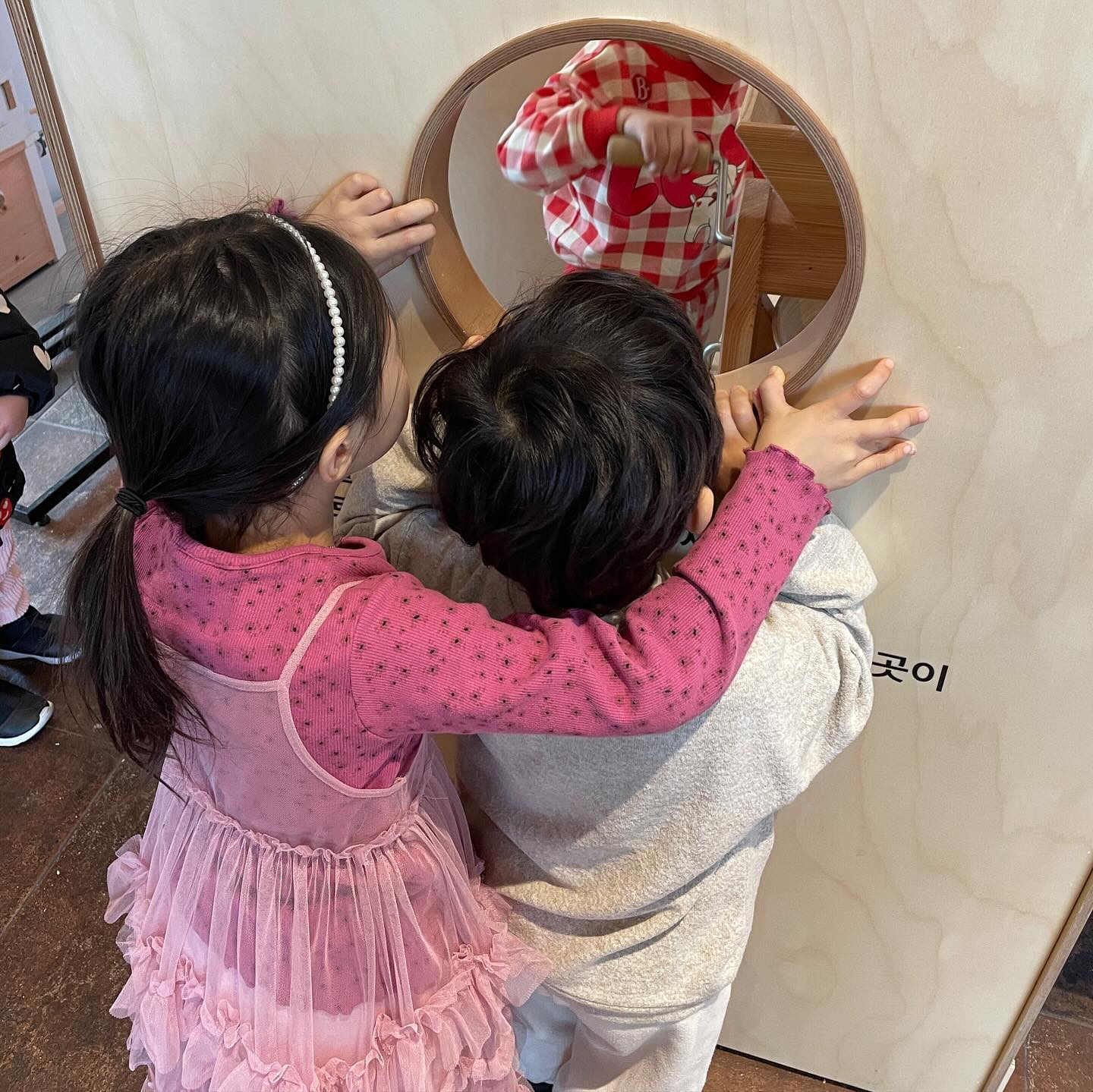 나중에 커서 베이커(명사 1.제빵사 2.빵집 주인)되면 엄마 빵 매니매니 만들어됴🥨

제법 제빵사 느낌내는 다니랑 그냥 빵이좋아서 빵집주인이 된 김다누..파는것보다 먹는게많은 빵집주인 오똔데 #뚜쥬르어린이베이커리 거북이빵머그러 다시 갈 의사 백프로🤎