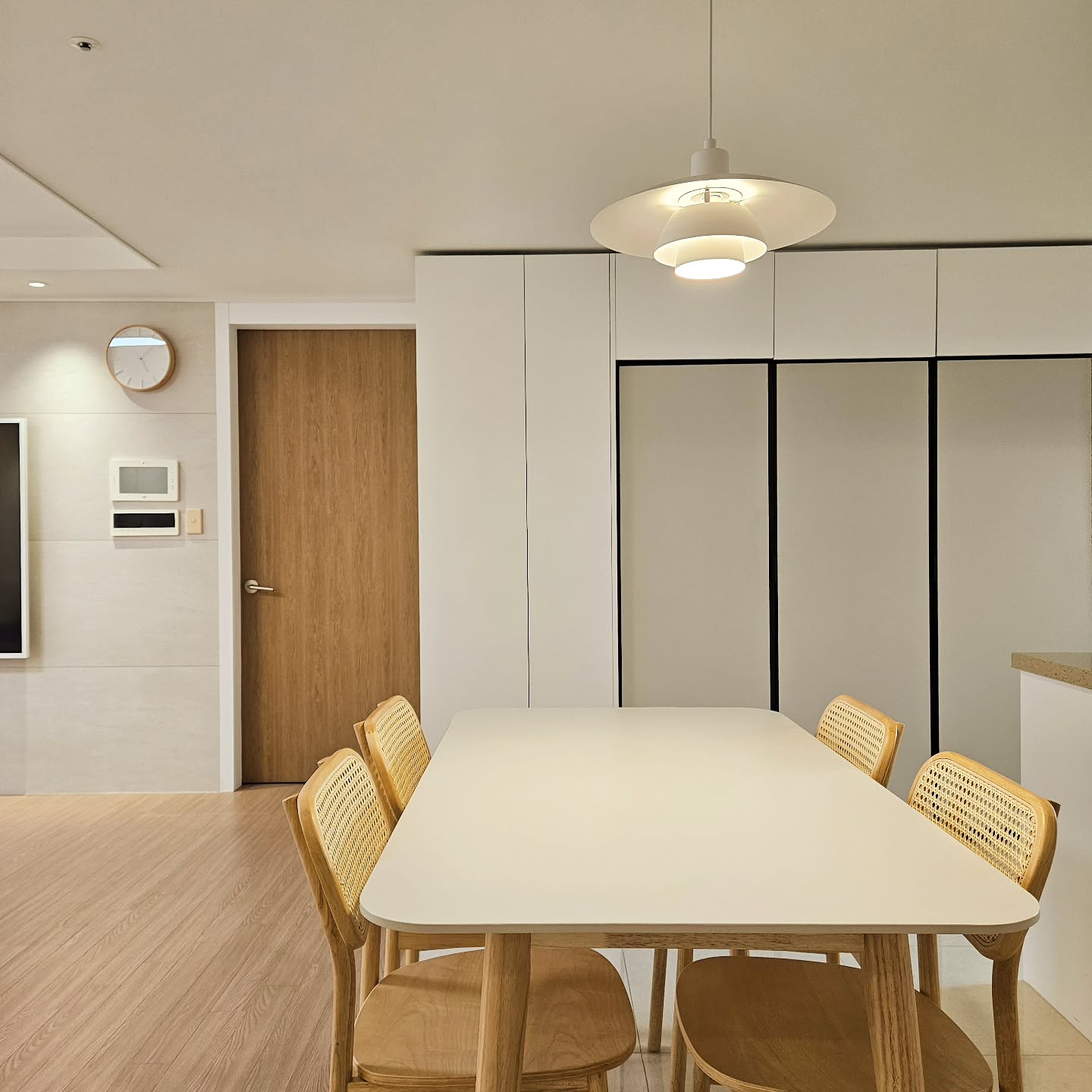 #협찬 아이엔지가구
⠀
🤎벨르 세라믹 원목 식탁
✨️스콘 라탄의자
⠀
화이트 세라믹 상판에, 프레임은 우드로 되어 있어서
저희 집 무드와 너무 잘 맞는 제품이에요!
⠀
기존 우드 테이블보다
튼튼하고 스크래치에 강한데다가
감성까지 놓치지 않았다니,
⠀
주말 오후 식탁에 앉아 여유 한잔 즐기니
행복이 여기에🤍