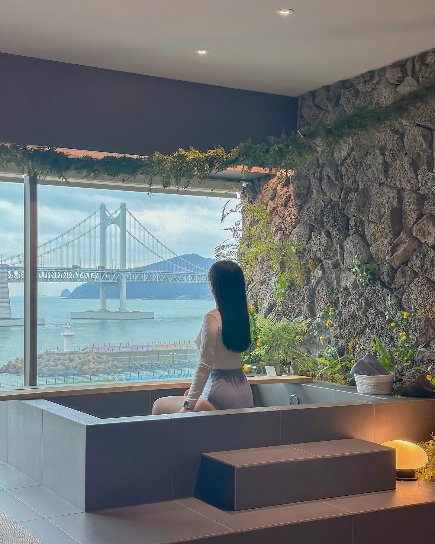 새롭게 봄이 찾아온 감성온도, 광안🌼♥️ #오늘의우리집🏠

독특한 인테리어와 광안대교 뷰로 지난해 많은 사랑을 받았던 광안온도의 네이처룸이 새로운 이름과 함께 노란빛 가득 머금은 봄이 찾아왔다고 해서 다녀왔습니다.

기존의 인테리어와 사장님의 감각이 더해져 마치 제주도에 와 있는것만 같은 노랑노랑한 꽂꽂이들이 너무 예쁘더라구요.
이전에 방문했을땐 모던룸에 머물렀었는데, 돌 벽 아래 노란 꽃 가득 핀 네이처룸도 정말 예뻤답니다.

무엇보다 저의 또간집이니 뷰와 감성, 편안함 모두 다 말 안해도 아시겠쥬...?🤭
이제 곧 부산에도 봄향기가 물씬 풍기는 계절이 올텐데, 미리 봄이 찾아온 감성온도, 광안으로 부산여행 어떠신가요.

🌼감성온도, 광안 (gamsung.ondo ) #숙소제공
📍부산 수영구 광안해변로344번길 17-5 마린리치1 7층
🕰️입실 16:00 퇴실 12:00
🚘건물 앞 공영주차장 이용
◽️기본 어메니티, 개별자쿠지, 룸1, 더블베드1 등
#부산숙소 #부산여행 #광안리숙소 #광안리가볼만한곳 #감성온도광안 #광안온도 #광안대교뷰 #부산감성숙소 #부산자쿠지 #광안대교뷰숙소 #신상숙소 #감성숙소