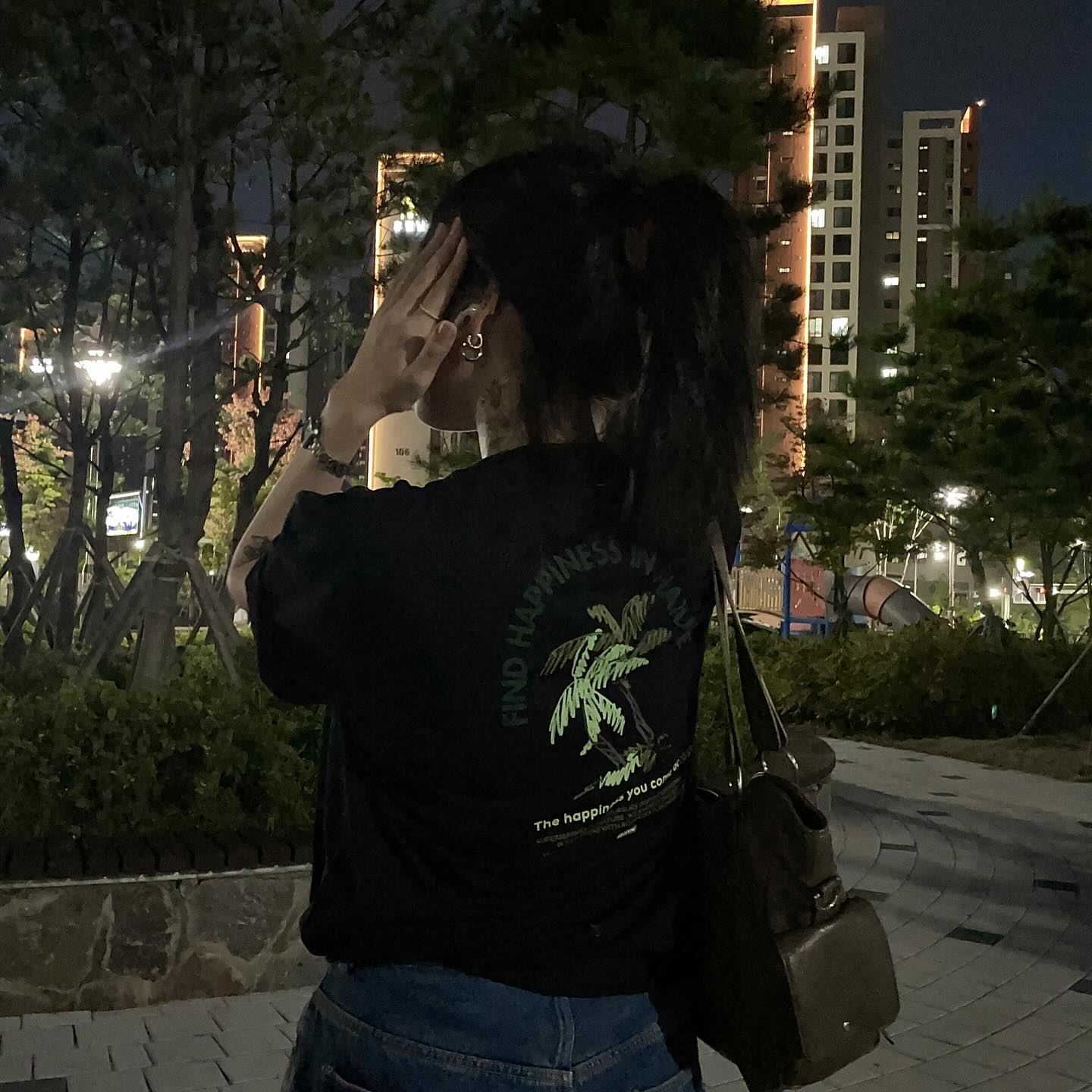 #협찬
.
.
.
.
Supermarket Flower Collaboration T-Shirt입니다 저는 블랙색상 2xl를 선물로 받았습니다~!
“GREEN MOMENT” 당신의 일상에 담긴 자연의 편안함 이란 주제로 콜라보레이션을 했더라구요!
 일상에 영감을 얻고 내면의 가치를 바라보는 ‘에디션 센서빌리티’와 
일상 안에 자연의 편안함을 담고자 하는 ‘슈퍼마켙 플라워’와의 콜라보레이션이라고 합니다! 요새 제가 추구하는 삶과 정말 닮아있는 것 같아요ㅎ
 싱그러운 한여름과도 잘 어울리는 싱그러운 플라워 모티브의 슈퍼마켙플라워 콜라보레이션 시리즈는 화이트, 블랙, 멜란지 그레이, 퍼플, 그린 컬러와 M-2XL로 사이즈도 넉넉하게 나왔어요! 가까운 에디션 매장에서 구매 가능합니다~~
.
.
.

#에디션센서빌리티 #슈퍼마켙플라워 #콜라보레이션 #콜라보티셔츠 #그래픽티셔츠 #프린트티셔츠 #여름반팔 #남자여름코디 #여름반팔코디 #여름티셔츠 #커플반팔티 #프린트티셔츠 #남친룩