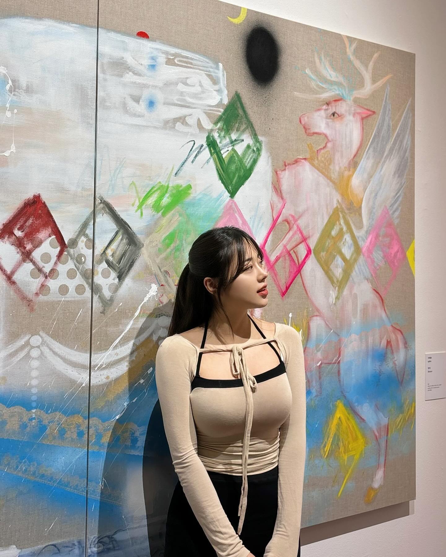 오랜만에 전시갔다가 너무 힐링하고 와서
내일도 전시보러 갈거야 ୧⃛(๑⃙⃘◡̈๑⃙⃘)୨⃛♥ 🖼️
혼자서도 뽈뽈뽈 잘 다니쥬 ?

art.pap.seoul 작가님 스토리 보고
학교에서 전시한다는 사실을 알게돼서 
바로 준비하고 뛰어갔지롱 .. (*´∪`)⭐️
(전시 좋아하면 팔로우 필수 .. )

eat_paint.rub 요즘 이중적인 감정들에 생각이 많았어서 그런가
이페로 작가님 작품보고 진짜 반했어욥 ..
열일해야겠다는 생각이 들었던 ..
언젠가 미술작품을 집에 걸고 싶다면 … 🥹

#서울대학교미술관 에서 무료로 관람할수 있는 #미적감각
8월 25일 까지 전시하니까 !
가까이에 계신분들이라면 놀러가세용 ! 🔆