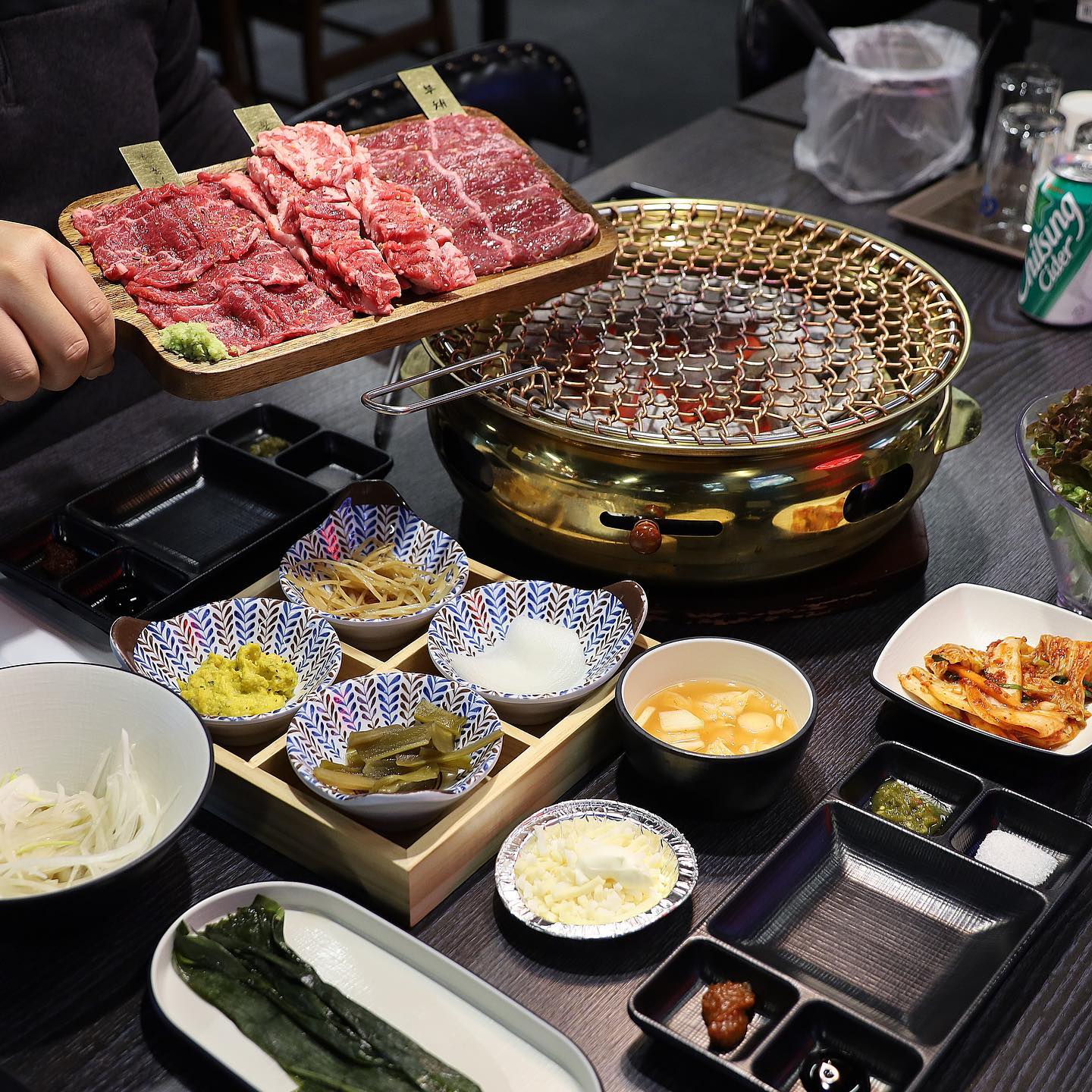 🫢🫢
#마동석 배우가 홍보모델이고
내가 좋아하는 드라마나 예능에 PPL도 엄청 나오길래
궁금해서 먹어보러 간 #한양화로
#한양화로울산호계점
.
고기 때깔도 기대 이상으로 좋고
음식 전체 퀄리티도 생각보다 넘나 좋았당
#가성비맛집 이라서 저렴한 가격으로
소고기를 배 터지게 먹을 수 있고
고기 맛도 아주 꼬소하고 훌륭하다 😘😘
.
밑반찬도 괜찮고 소스류도 좋았어서
이것저것 맛 보며 알차게 먹을 수 있었두앙
쌈채소도 식사메뉴도 다 맛있었던 한양화로 
.
울산엔 2개 지점이 있는데
송정과 호계점 중 이번에 호계점에서 먹었음
직원분들 엄청 친절하고 설명도 잘 해주시고
완벽했네 😌😌
.
#울산고기집 #울산호계맛집 #울산북구맛집
#울산북구소고기 #울산북구고기집 #울산고기집맛집
#울산호계고기집 #울산호계소고기 #울산소고기맛집
#울산소고기 #울산가성비맛집 #울산가성비고기집
#울산호계밥집 #울산소고기 #울산고기맛집
#한양화로소고기 #마동석한양화로 #소고기맛집