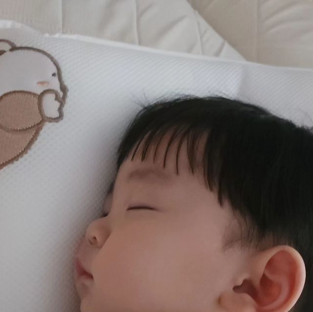 강다온 on Instagram: "#광고 우래깅 이미 앞짱구 뒷짱구로 두상이 엄청 이쁘지만 맘놓고 있을순 없지!!!! 아가때는 두상이 변형되기 쉽기 때문에 관리를 해주고 싶지만 유찬이는 잠들어 뒤척이