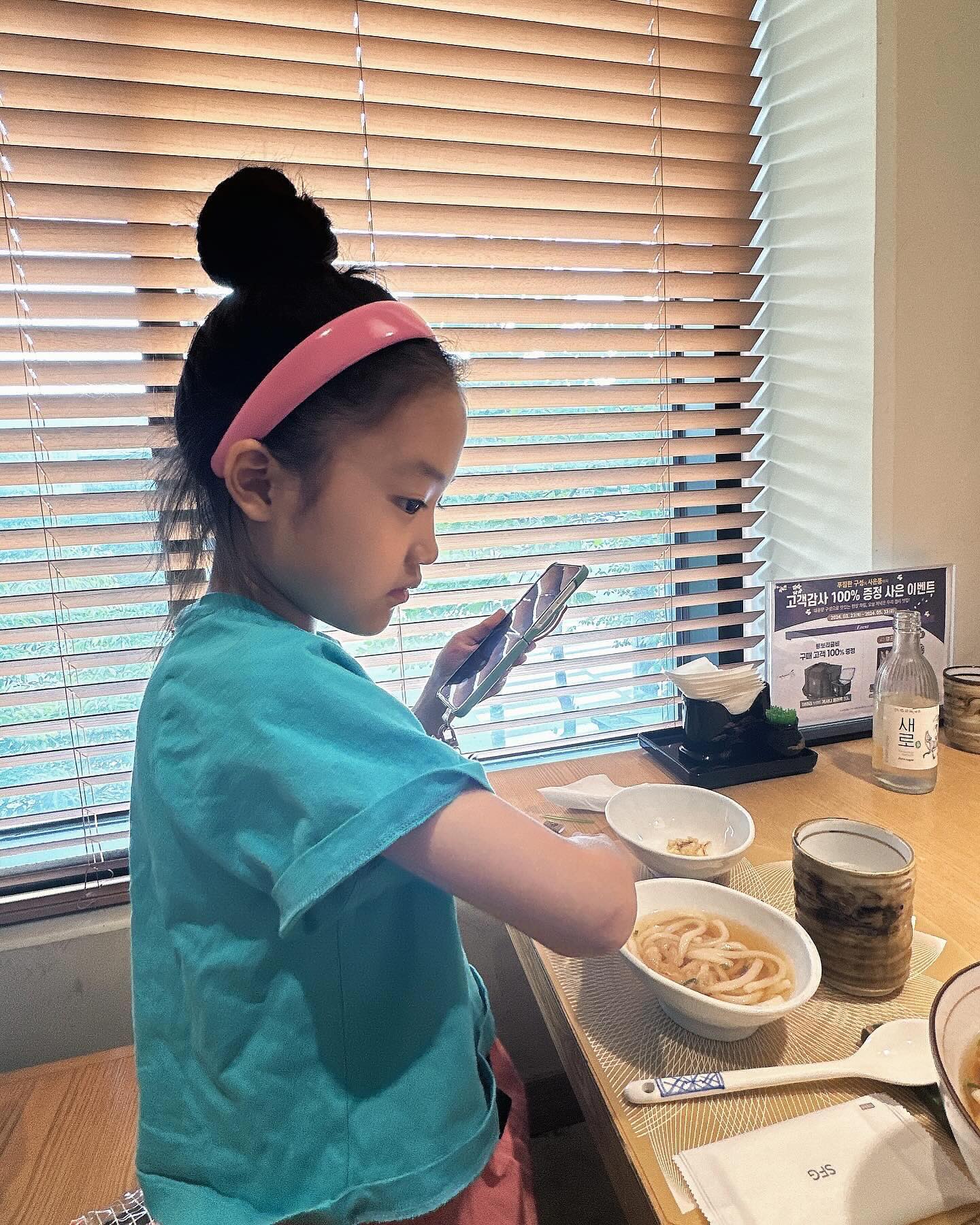 #주말
지난주 미리 인사 못드려서
오늘 할머니랑 일식집 다녀 왔어요~
요즘 회가 맛있다는 도연이
간장 흘리는지도 모르고 맛나게 먹구😋
카페가서 차도 마시구
소화시킬겸 천따라 산책까지

#주말끝
#딸
#초등학교2학년