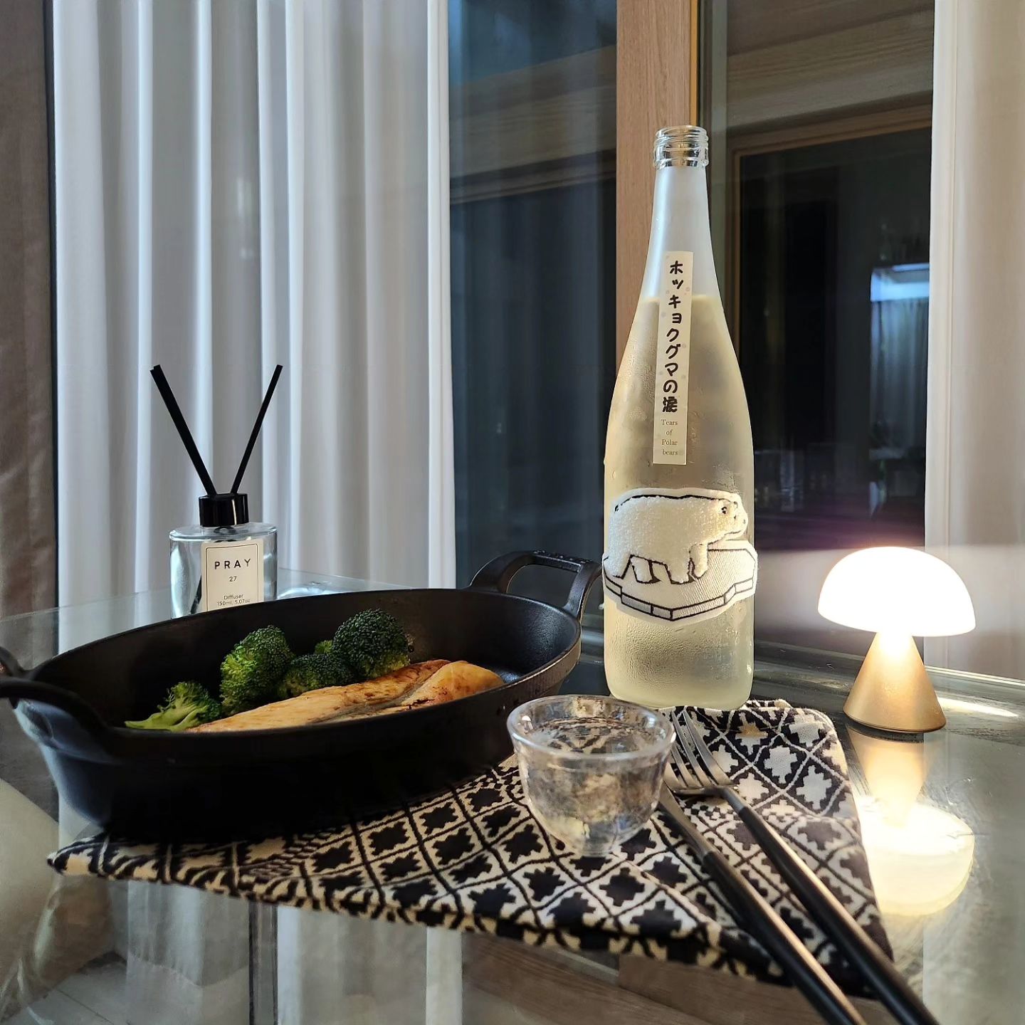 .
보송보송한 북극곰 레이블이 사랑스럽다.
특별한 패키지만큼이나 특별한 사케
나날이 심각해지는 기후변화로 살 곳을
잃어가는 북극곰을 기억하자는 의미를
담고 있는 #북극곰의눈물
(알콜도수 14.5 용량 720ml
구입처 롯데 프리미엄 푸드마켓 19.900원)

쌀과 누룩, 물만을 이용해 만든 준마이로
맛이 깔끔하다. 싱싱한 회에 더 어울리겠지만
냉동실에 잠들어 있던 연어 스테이크 구워 #혼술
.
#북극곰의눈물사케 #사케추천 #입문용사케
#준마이사케 #데일리사케 #가성비사케