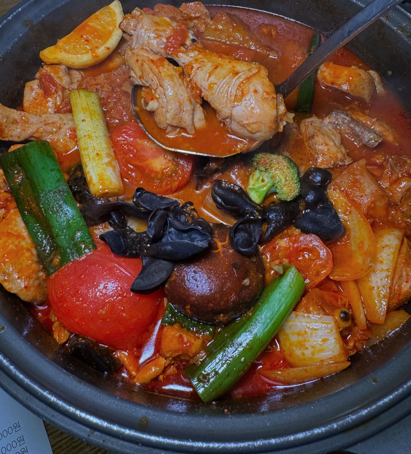 여기서만 맛 볼 수 있는 토마토 닭도리탕 🍲
깔끔하고 고급진 느낌으로 인기 폭팔!! 

강남에서 어른들과 같이 갈 한식당 찾으시면
부안애서 서초점 추천 드립니다✨

토마토 닭도리탕으로 유명한데 몸에 좋은
마늘과 토마토를 넣어 육수가 찐하고 시원해요🩷

분위기도 고급스러워 어른들이 진짜 많았고 
양도 많아서 사이드 1-2 개 시키면 딱 좋습니다 

〽️부안 아버지 닭도리탕 (47,000)
기본 닭도리탕 베이스에 마늘과 토마토🍅 팍팍
넣은 부안애서만의 독특한 닭도리탕
쫄깃한 토종닭 느낌이라 맛있어서 놀랬어요ㅋㅋㅋ 
토마토와 마늘이 국물을 시원하게 했고 사장님도
자부심이 있느시더라구요~ 

〽️ 부안애서 막걸리 (20,000)
과천도가와 부안애서의 콜라보 막걸리인데 
청량하고 깔끔하니 닭도리탕과 페어링 굳👍🏼

〽️리조또추가 (8,000)
꼬들꼬들한 밥으로 만드는 리조또라 식감이
너무너무 좋았고 닭도리탕에 리조또? 읭? 
했는데 안먹었으면 후회했을 맛 이였습니다🩷
처음 먹어보는 볶음밥 X, 리조또 O 추천!!

#부안애서서초점
✔️ 서울 서초구 남부순환로347길 101 1층
⏱️월-금 11:00~22:00
  토-일 10:30~22:00

#먹플루언서4기 #협찬 #부안애서 #부안애서서초점 #강남맛집 #뱅뱅사거리맛집 #서초구맛집 #서초동맛집 #양재역맛집 #강남닭도리탕 #양재회식장소 #서초회식장소 #막걸리맛집 #닭도리탕맛집 #회식장소추천 #가족모임장소 #서초가볼만한곳 #맛집투어 #닭도리탕맛집