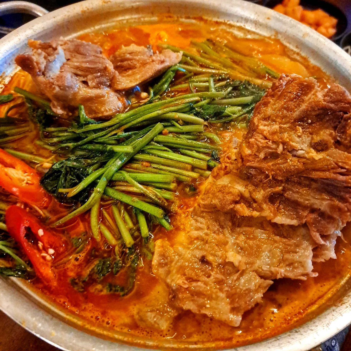 가락동 미나리 감자탕 맛집 <미나리산장 가락점>
미나리를 무한리필로 먹을 수 있는 미나리 감자탕 먹고왔어요!

다른 감자탕집과는 다르게 미나리가 듬뿍 들어있는데 이게 감자탕과 아주 잘 어울리더라구요ㅎㅎ

고기도 무진장 많이 들어있고 야채도 풍족해서 양이 진짜 많았어요
국물은 얼큰한 스타일이라 술안주로 딱 두고 먹기에 아주 좋아요! 

저는 수제비를 추가해서 넣어먹었는데 수제비의 쫀득한 식감이 미나리 감자탕과 아주 잘 어울려서 좋았어요

밥도 시켜서 밥이랑 먹으니 완전 든든하고 맛도 좋고 최고~ㅎㅎ

위치
서울 송파구 양재대로62길 41-1 (가락동) 미나리산장 가락점
.
.
.
#미나리산장 #미나리산장가락점 #가락동맛집 #가락동감자탕 #경찰병원역맛집 #송파구맛집 #감자탕 #감자탕맛집 #미나리 #미나리무한리필 #미나리감자탕 #가락시장맛집 #먹스타 #먹스타그램 #먹팔 #먹팔맞팔 #먹팔해요 #먹스타맞팔 #먹스타소통 #좋아요반사 #좋반 #좋아요테러 #데이트코스 #likeforlikes #맛집추천 #맛집스타그램 #맛스타그램 #맛집