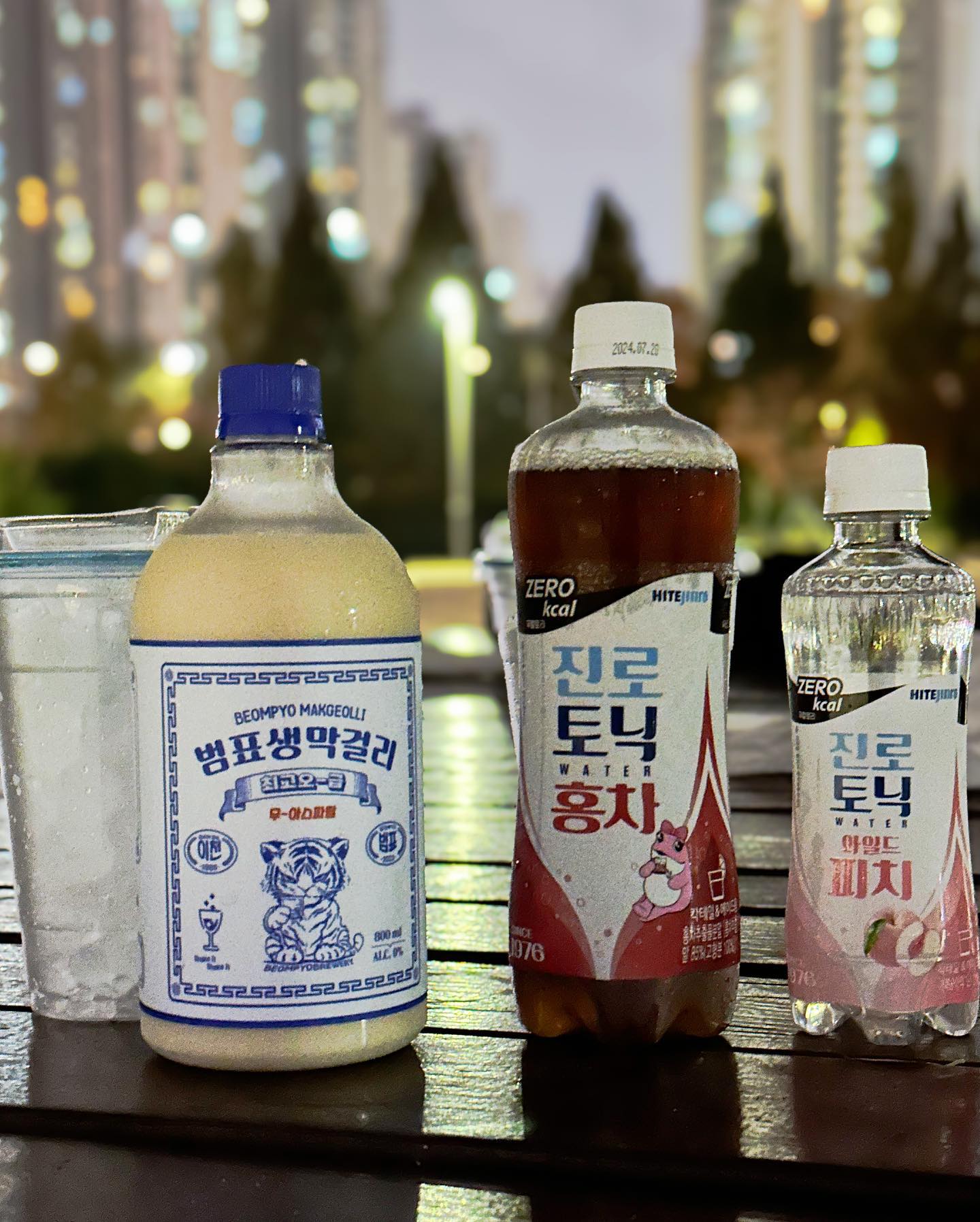 🍶
막걸리대를 나왔지만 막걸리는 별로 안좋아하는데
(사발식때 질려서 그런듯)
막걸리에 대한 인상을 바꿔준 막걸리를 만나버림
마침 또 호랑이네ㅋㅋ 어흥🐯

고소하고 진한데 깔끔한 뒷맛으로 텁텁함이 1도 없당
그대로 마셔도 막걸리하이볼 해먹어도 최고

와디즈 시음회 인연인데,
하이볼 해먹으라고 토닉워터까지 종류별로 챙겨주신 서윗함에 감동

이 맛있는 걸 혼자 먹을 수 없어서
친한 사람들과 한강으로 출동

야경을 안주 삼으니 계속 술술 들어간다

#범표주조 흥해라 흥!!