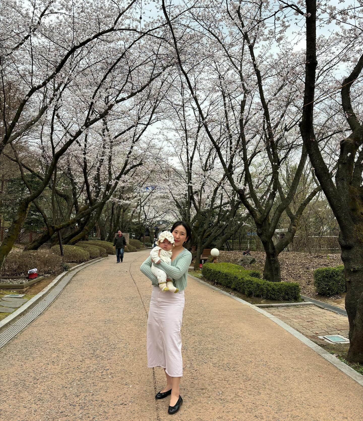 🤍
우리엄마랑 시윤이랑 집앞 벚꽃구경🌸🌸
애기 울까봐 후다닥 찍느라 셋이 함께 예쁘게 찍은건 없네.
내년에는 시윤이 걸어서 함께 의왕시청에 오자 또🌼🌼
오늘도 정말 즐겁고 행복했네.,,
육아에 지쳐가고 힘들때 이런 시간은 너무 행복하다🥲
엄마 고마워요🥰🥰