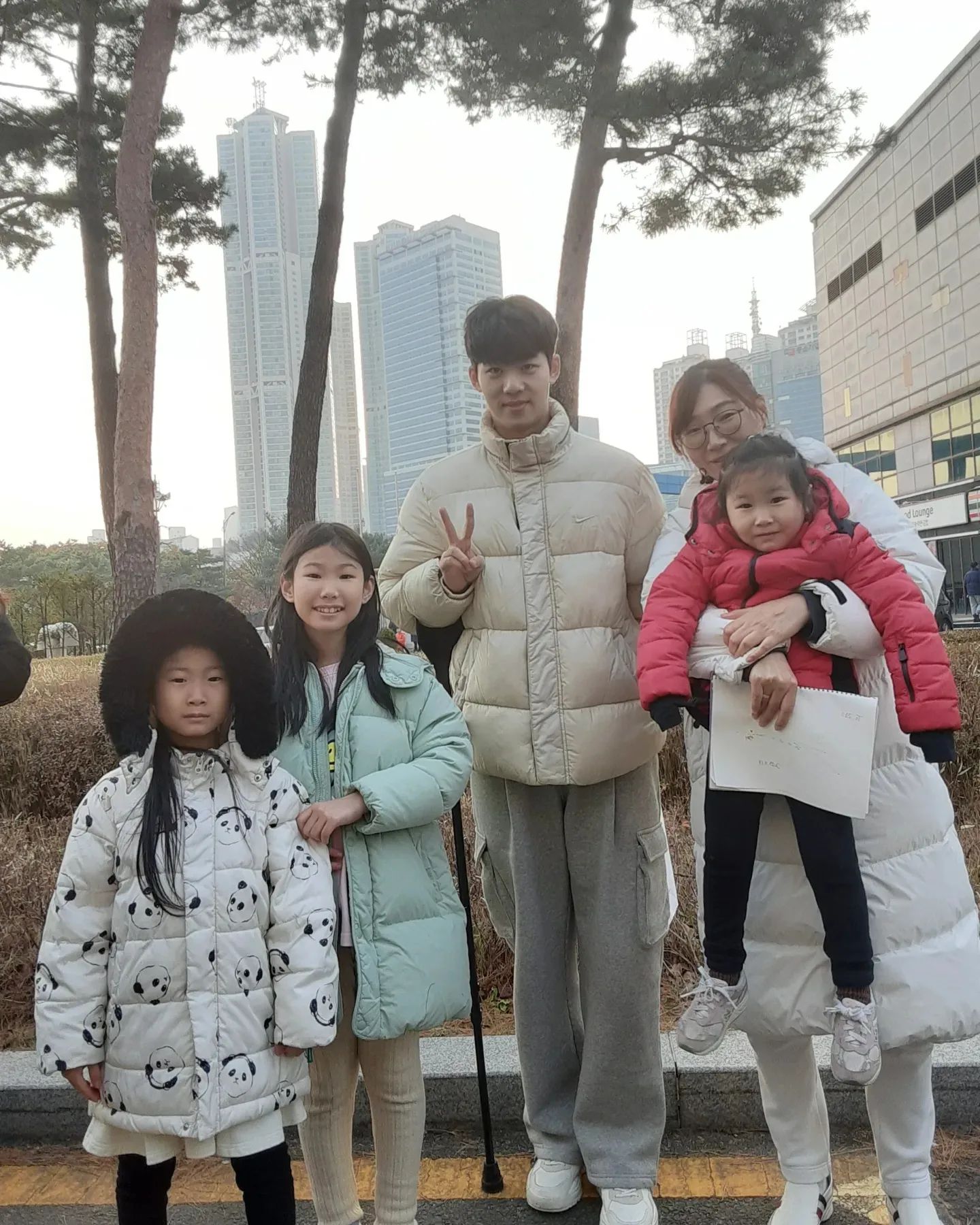 #목동아이스링크 #쇼트트랙선수 #이준서선수 #곽윤기선수 #박장혁선수 #김동욱선수

최민정언니 곽윤기삼촌을 만나겠다는 우리 아이들
그래서 오늘은 목동아이스링크장으로 
곽윤기선수 기다리다 이준서선수 싸인받았냐며 친절히 알려 준 덕에 이준서 선수에게 달려가 사진과 싸인까지
박지원선수만큼 애정하는 이준서선수를 만나니 어찌나 행복하던지..
이준서선수에게 계속 한 말...
정말 이렇게 봐서 너무 영광이에요..
나는 정말 영광스러웠다 
다리다쳐 요즘,쉬는 듯한 준서선수 아직 젊으니까 푹 쉬구 다시 스케이팅하는 모습 보고싶다
박지원선수는 오늘 멀리서 쇼트트랙 경기하는것만 보았지만 그래도 행복
그리고 김동욱선수도 봐서 아이들과 찰칵
친절한 곽윤기선수 사진도 찍어주시고 아이들과 대화도 해 주시고...
오늘 하루도 참 알찬 하루
내일 과연 최민정선수를 만날 수 있을지 모르겠지만...
우리 아이들 가장 좋아하는 최민정선수 꼭 만날 수 있길 ㅠㅠ