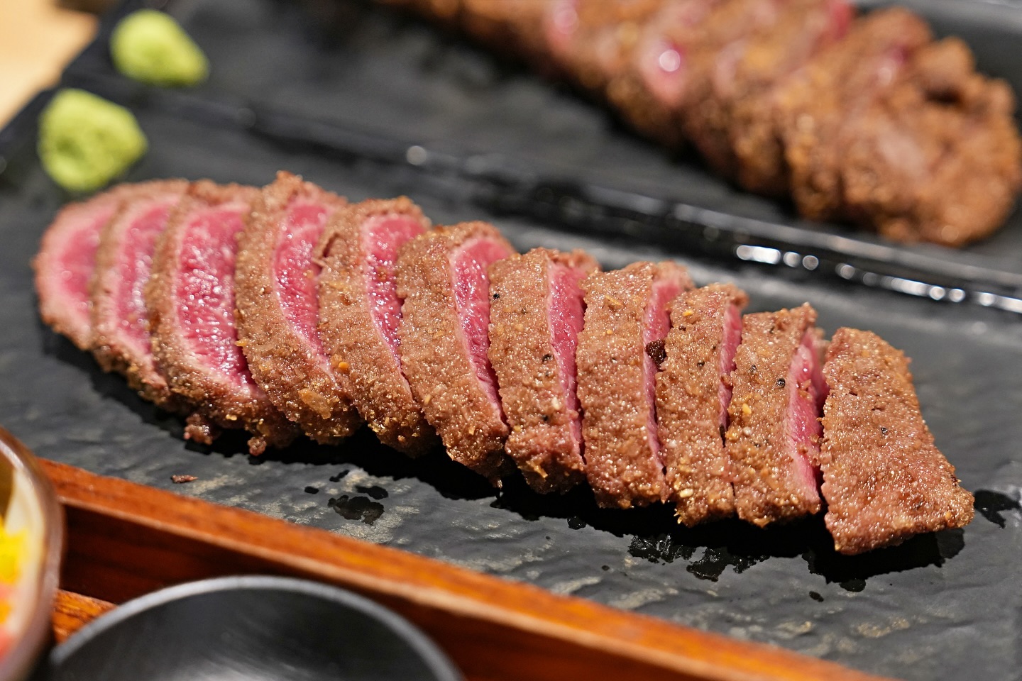 #협찬 고베규카츠 서면점

서면 맛집을 하나 더 발견했어요 !

날마다 신선한 재료를 사용해서 그런지
정식에 나오는 찬들하며 고기들도 
정말 신선해 보여서 너무 마음에 들었던 곳이에요 👀❤️

주문한지 얼마 되지도 않았는데
어찌나 빨리 나오던지 >_<
햄버거 보다 빨리 나오더라구요..?

직원분들도 너무 친절하시고
필요한 거 없는지 기웃거리는 모습이
너무 귀여우셨어요 😂

매장도 넓어서 붐비지 않고 여유롭게
식사를 할 수 있는 점도 마음에 들었답니다 !
가족단위로 방문하셔도 정말 좋을 것 같아요 👍

제가 주문한 규카츠 정식이랑 
커리크림 볶음 우동이 진짜 맛도리였어요ㅎㅎ!

데이트 장소로도 엄청 좋을 것 같더라구요~
음식이 맛있는지 커플들도 굉장히 많이 오더라구요 !
꼭 한 번 방문해보시면 좋겠습니당 👀💕

#고베규카츠서면점#서면맛집#부산맛집#서면데이트#치즈카츠맛집#서면밥집