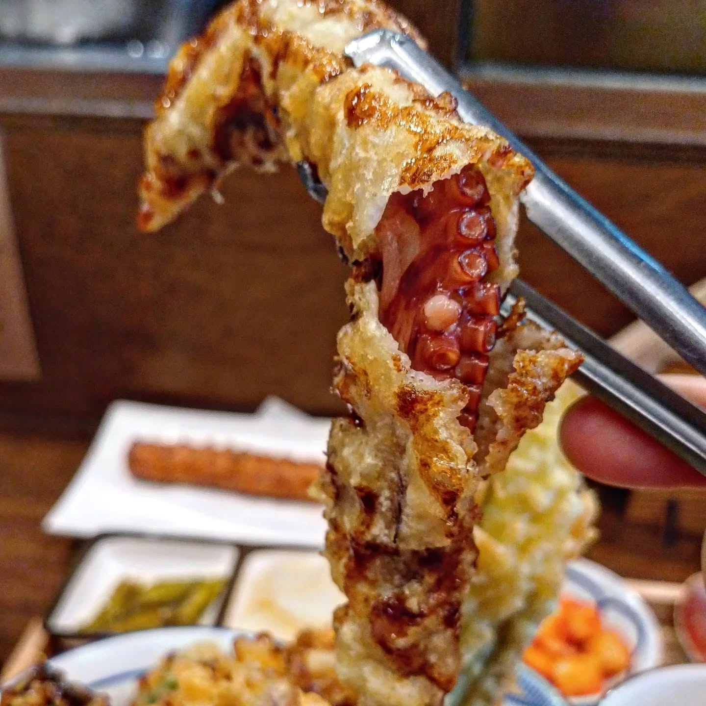 .
텐동은 #두토리 

얼마 전에 일본 오사카 다녀왔는데요
제 입맛에는 오사카 텐동보다 요기가 더 맛있어요.

제가 가장 좋아하는 메뉴는 문어텐동인데..
문어가 겉은 바삭하고 
속은 야들야들 부드러워서 문어튀김 대량 주문하고 싶은 곳이예요.😘😆😁😚

튀김 앞접시로 옮겨서
와사비 얹어 간장 소스 찍어먹고
밥은 계란, 나물과 함께 쓱쓱 비벼서 먹으면 꿀맛!

#위례맛집 #남윌메맛집 #위례텐동 #위례튀김 #남위례텐동 #먹팔  #맞팔