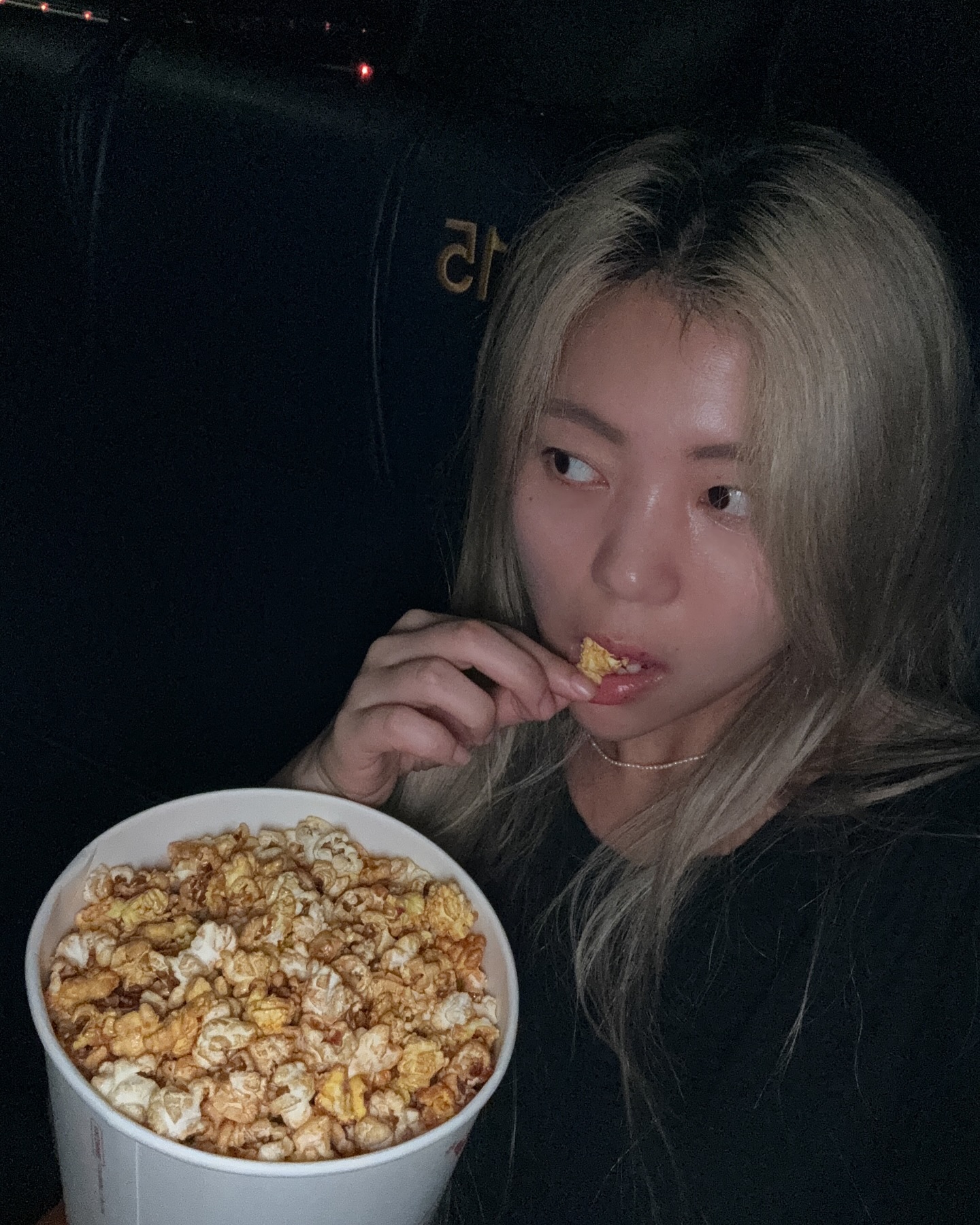 - 팝콘 먹는 법🍿
⠀
오랜만에 영화관에서 팝콘을 먹었더니 다 쏟고 난리,,,
원래 그렇게 먹는 것 처럼 태연하게 (❛ε ❛)♫♪