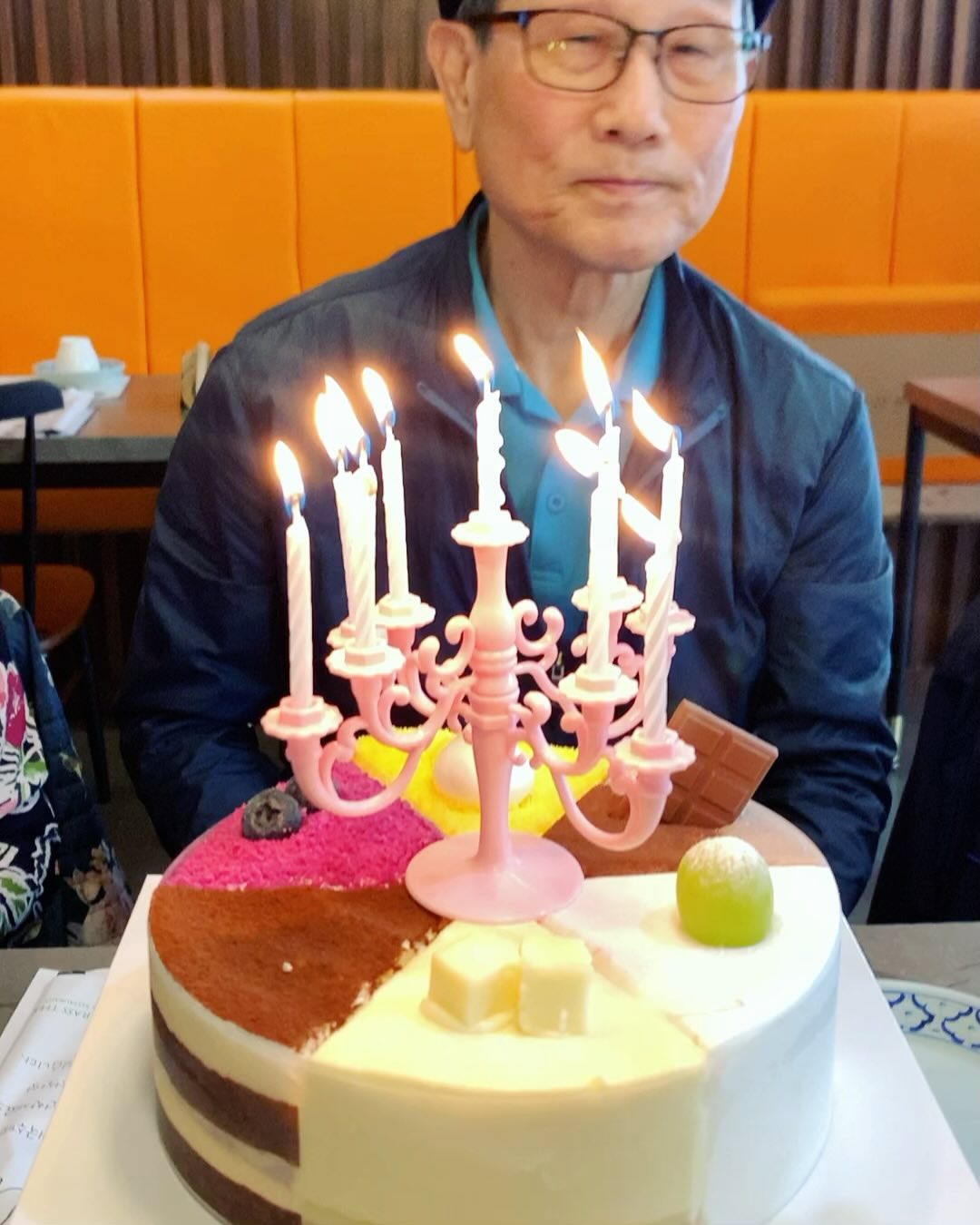 사랑하는 멋찐 울 아빠 #생파 🥳🎂🎉🎉
원래 생신은 10월 23일 이지만 그땐 엄마랑 두분이서 유럽 여행을 가 계셨어서 이제야 생파🥹
.
80이 되도 여전히 장난끼 많은 소년같은 울 아빠🥰
말투는 츤데레면서 다정&세심🥹 완전 내 이상형♥️♥️

사람들 만나는거 좋아하는 극E ! 
(지금도 거의 매일 약속있음🤣) 
여행 좋아하고 🧳✈️
내가 완전 아빠 닮음😁🫶🏻
(운동 매니아인거 빼고🤣)

울 아빠 같은 사람 어디 없나?🥹ㅎㅎㅎ 

앞으로도 오래오래 건강하게 함께 해줘용🥰 
사랑행😘🫶🏻
kondora1023
