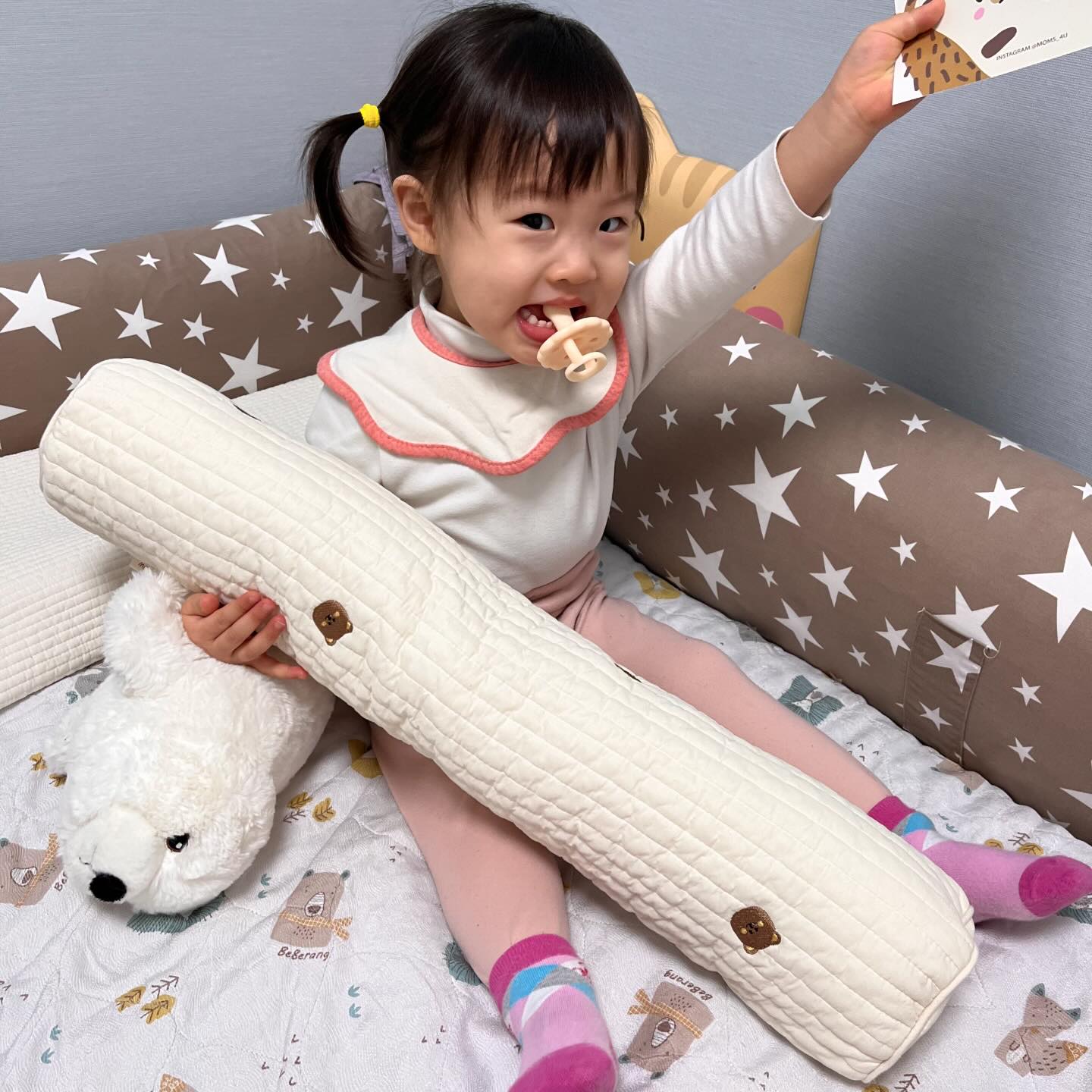 우리집 공주에게 주고 싶었던 예쁜 바디필로우❤️
혼자자기 시작하면서 무언가 안고 자는걸 
좋아해 선택하게되었다능!!
귀여운 곰돌이가 자수로 놔져있어
동물을 좋아하는 아이들에게 완전 맞춤인 바디필로우
두개를 구매하면 뒤집기 방지 연결 커넥터 증정이 되는
Event 도 진행중이라 신생아때부터도 활용 가능한
육아잇템💕💕 
국내제작 상품이라 더더 믿음이가는 제품👍🏻
자수로된 곰이 다다 도리 토니 캐릭터 들이
넘 귀여워서 자꾸 들여다보게 된다능!!
.
.
#아들맘 #딸맘 #딸방꾸미기 #아이들의독립 #각자방이생긴아이들 #남매맘 #애둘맘 #육아잇템 #뒤집기방지쿠션
#맘스포유 #맘스포유패브릭 #M4U #바디필로우 #누빔바디필로우 #아기바디필로우 #애착쿠션 #아기쿠션 #일자바디필로우