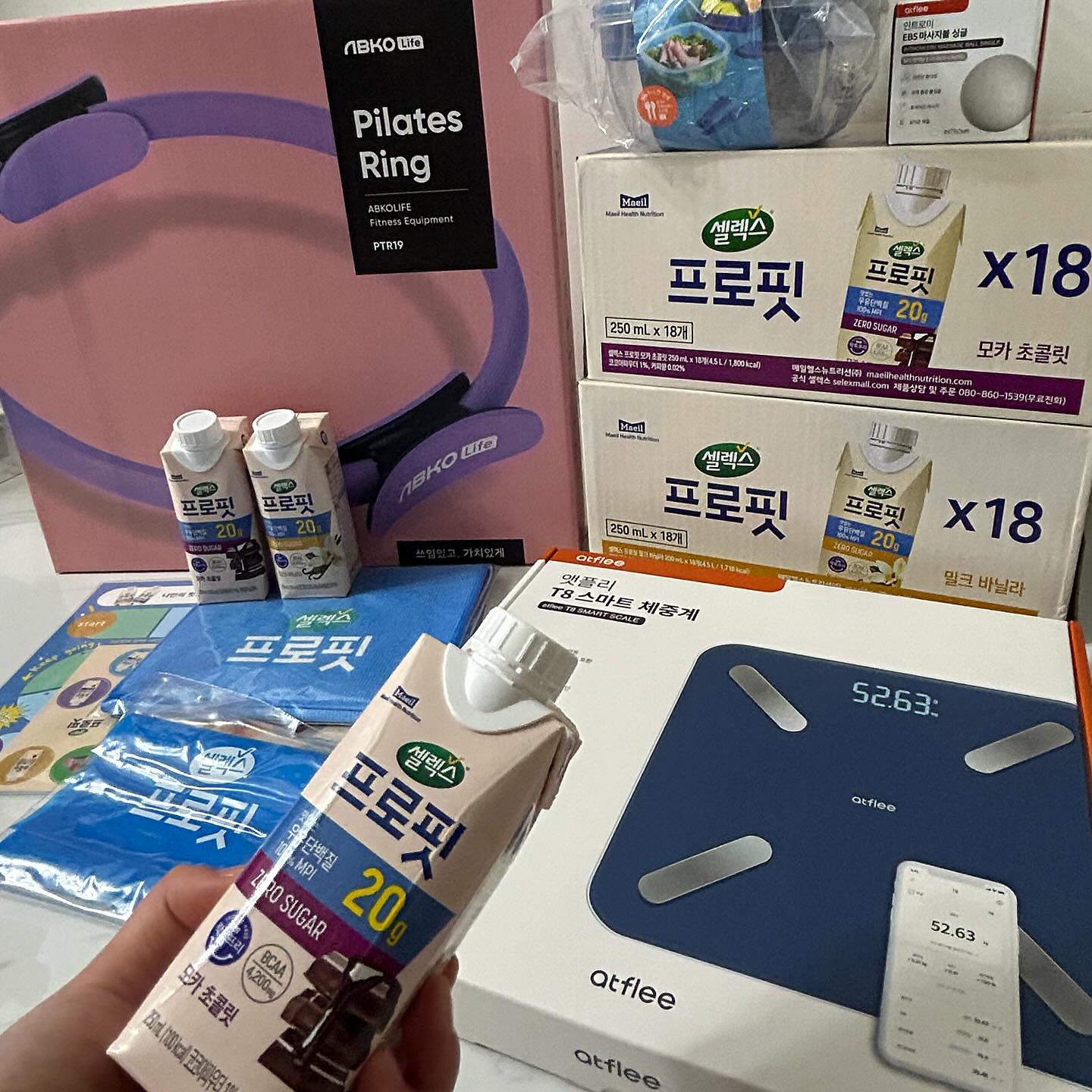 제가 좋은 기회로 프로핏터SOLO로 
활동하게 되었습니다💪
#프로핏터2기 🤍

보내주신 스페셜키트 받아보고 감격..
운동에 필요한 모든걸 
보내주셨더라구요.. 감사합니다❤️
단백질 충전하면서 열심히 운동할께요!!

❗️셀렉스 스페셜 키트 구성❗️
✔️30일간의 운동을 기록할 수 있는 기록지
✔️체중관리를 도와주는 체중계 
✔️뭉친 부분들을 풀어주는 마사지볼
✔️운동에 사용할 수 있는 밴드, 타월
✔️스트레칭에 빠질 수 없는 필라테스 링
✔️식단을 챙길 수 있는 락앤락 도시락통

‼️프로핏 우유단백질 구성‼️
✔️100% 우유단백질 20g 함량
✔️제로 슈가 (당,프렌스지방,유당)
✔️풍미가득 단백질 2가지맛 (밀크바닐라, 모카초콜릿)
✔️근육 합성에 필요한 필수 아미노산 함유
✔️락토프리 제품으로 편한 섭취
✔️100kcal이하 부담없는 칼로리

앞으로 프로핏터와 함께 4주간 
열심히 다이어트 하겠습니다❤️

maeil_selex #셀렉스 #프로핏 #프로핏터SOLO 
#프로핏우유단백질 #밀크단백질 #우유단백질 #프로틴
#프로틴음료 #MPI #제로슈가 #단백질 
#단백질음료 #마시는단백질