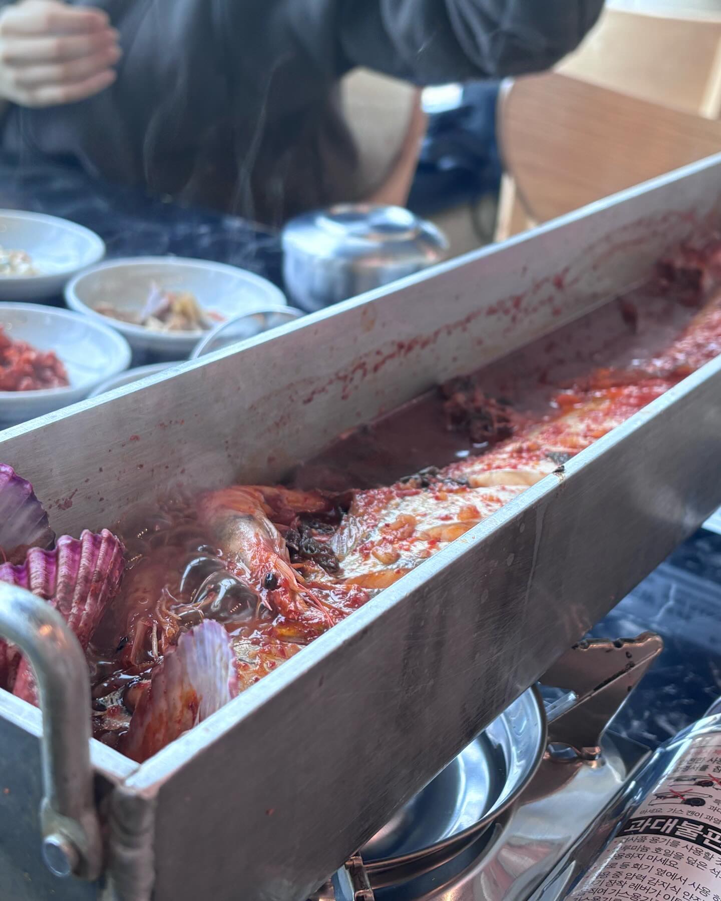 <제주시 맛집 추천>
개강 전! 여행 기분을 느끼게 해주지만 부담스럽지 않은 국내 여행지 제주에 다녀왔습니다🏝️식도락을 찍고 온 기념으로 만족스러웠던 맛집들을 추천드릴게요🤤✌️
제가 나름 대중픽 입맛이라 호불호 크게 안갈리게 드실 수 있을거에요! 아마..?😋
•
📍계절식탁 함덕점-제주 제주시 조천읍 조함해안로 510 2층
갈치조림세트 75,000원 
> 갈치조림, 고등어구이, 한치 튀김, 물회 국수 구성과 반찬으로는 간장게장 새우장 등이 나와요! 갈치조림은 무난하게 맛있었고 고등어 구이가 하나도 안비리고 살이 통통해서 맛있었습니다👍

📍스위츠 커피바-제주 제주시 노형4길 25
후르츠 산도/ 스위츠 커피 (네이버가격과 달랐는데 친구가 결제해서 기억이 안나요💦) 
>후르츠 산도의 크림이 제 입맛에 과하게 달지도 밍밍하지도 않게 과일과 잘어우러져서 좋았고, 스위츠 커피 위에 올라간 크림이 중독성있는 맛에 커피와 섞으면 밤같이 단맛과 씁쓸한 맛이 느껴져서 맛있었어요🤤

📍새들러 하우스 애월점-제주 제주시 애월읍 애월로1길 24-15 1층
플레인 크로플 5,400원/ 망고 크레뮤 7,500원(네이버에 망고크레뮤 가격은 책정되지 않아서 정확하지 않을 수 있어요💦)
>플레인 크로플 겉부분이 바삭하고 설탕처럼 단게 타서 쓴맛을 내는 부분이 있었는데 그런 맛을 좋아해서 맛있게 먹었습니다! 망고 크레뮤는 망고가 엄청 연하고 달아서 크림과 잘 어우러졌던 것 같고 크로플 자체가 바삭하되 딱딱하다고 느껴지는 식감이 아나라 먹기도 편했습니다👍저는 다음에 간다면 초코바나나푸딩 먹어보고 싶네요🤤

📍명호마농갈비 연동본점-제주 제주시 신대로12길 15 1층 명호마농갈비
마농갈비 25,000원/ 생갈비 25,000원/ 장아찌국수 7,000원/ 된장찌개+밥 5,000원
>3인분부터 주문이 가능한 식당이었고 거의 오픈시간인데도 테이블이 거의 차있었어요(이영자님 맛집이라 더 유명한 것 같아요). 양이 그렇게 넉넉한 편은 아니라 2인이서 가도 3인분 고기는 다 드실 수 있을 것 같아요! 고기는 확실히 부드럽다고 느꼈고 전 맛있게 먹었답니다👍사실 사이드인 장아찌 국수와 된장찌개를 꽤 맛있게 먹고 나와서 장아찌 국수는 꼭 추천드려요! 
 
#제주시카페 #제주시맛집추천 #계절식탁함덕점 #제주갈치조림  #스위츠커피바 #후르츠산도맛집 #새들러하우스제주 #크로플 #명호마농갈비 #대외활동 #먹스타그램 #먹스타 #제주공항근처맛집 #애월카페